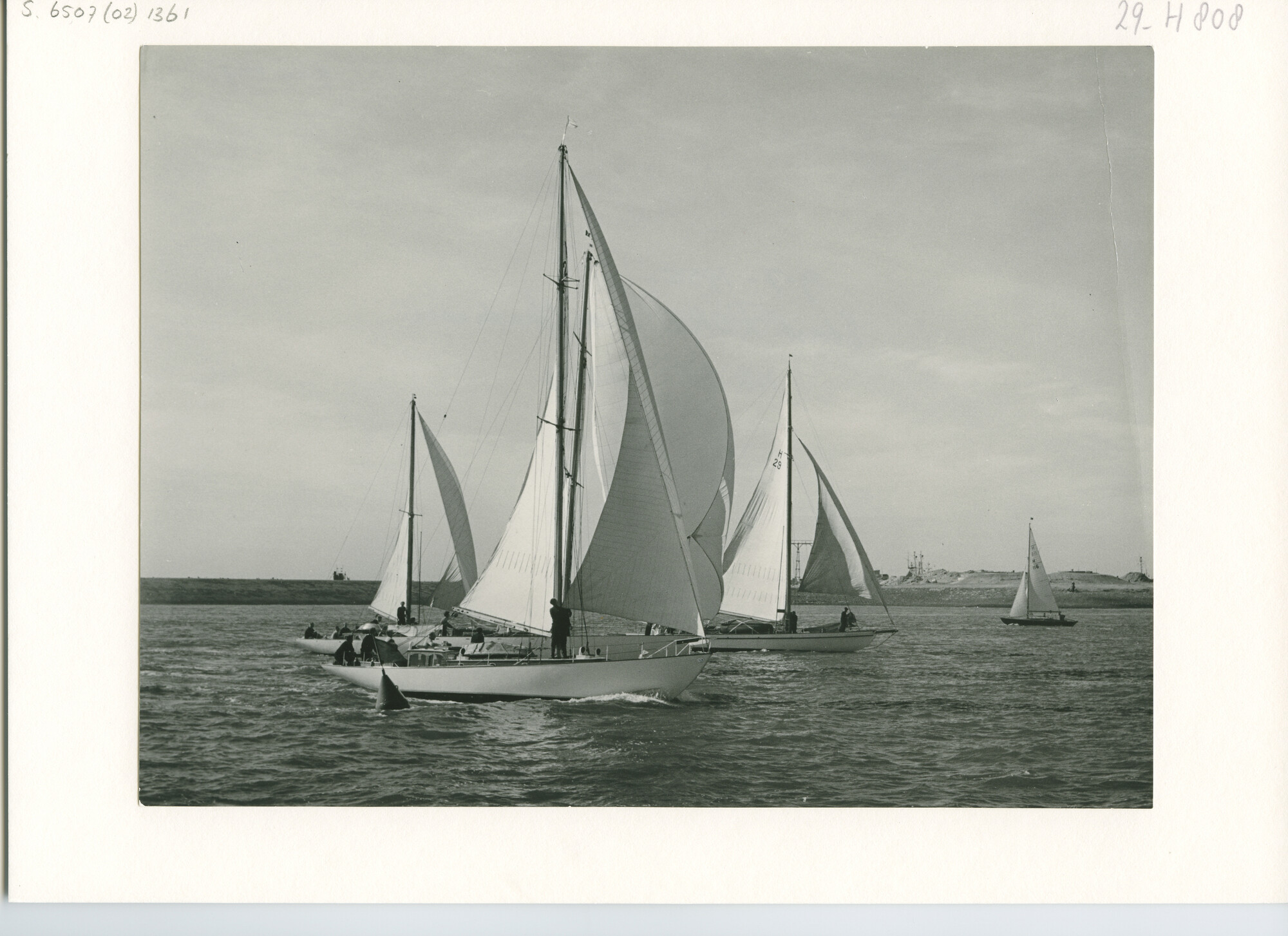 S.6507(02)1361.01; Zwart-wit foto van een zeilwedstrijd van de KMJC voor Den Helder; foto