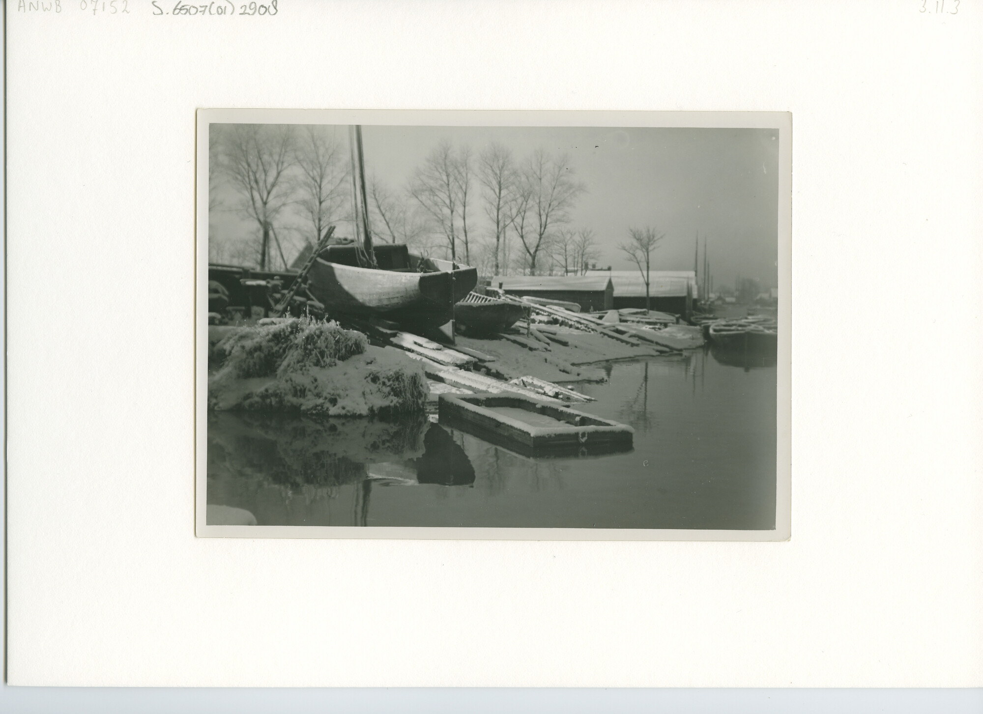 S.6507(01)2908; Een open Staverse jol op de helling; foto