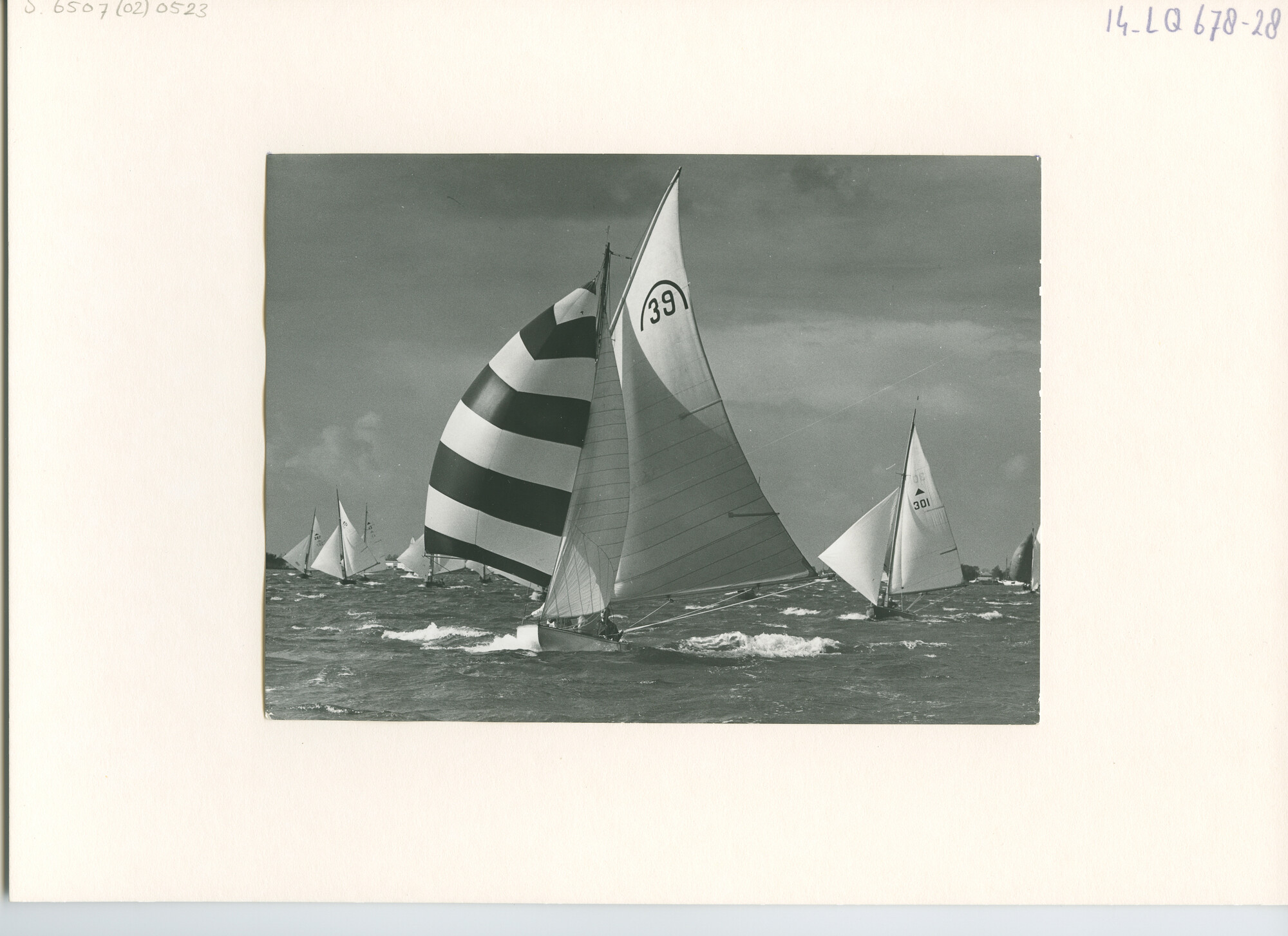 S.6507(02)0523.02; Zwart-wit foto van de Regenboogklasse bij harde wind op het Braassemermeer; foto