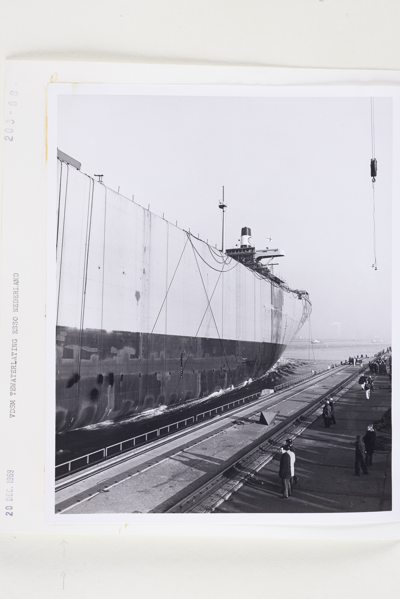S.5444(5082)06; Foto van de tewaterlating van de mammoettanker Esso Nederland bij de VDSM; foto