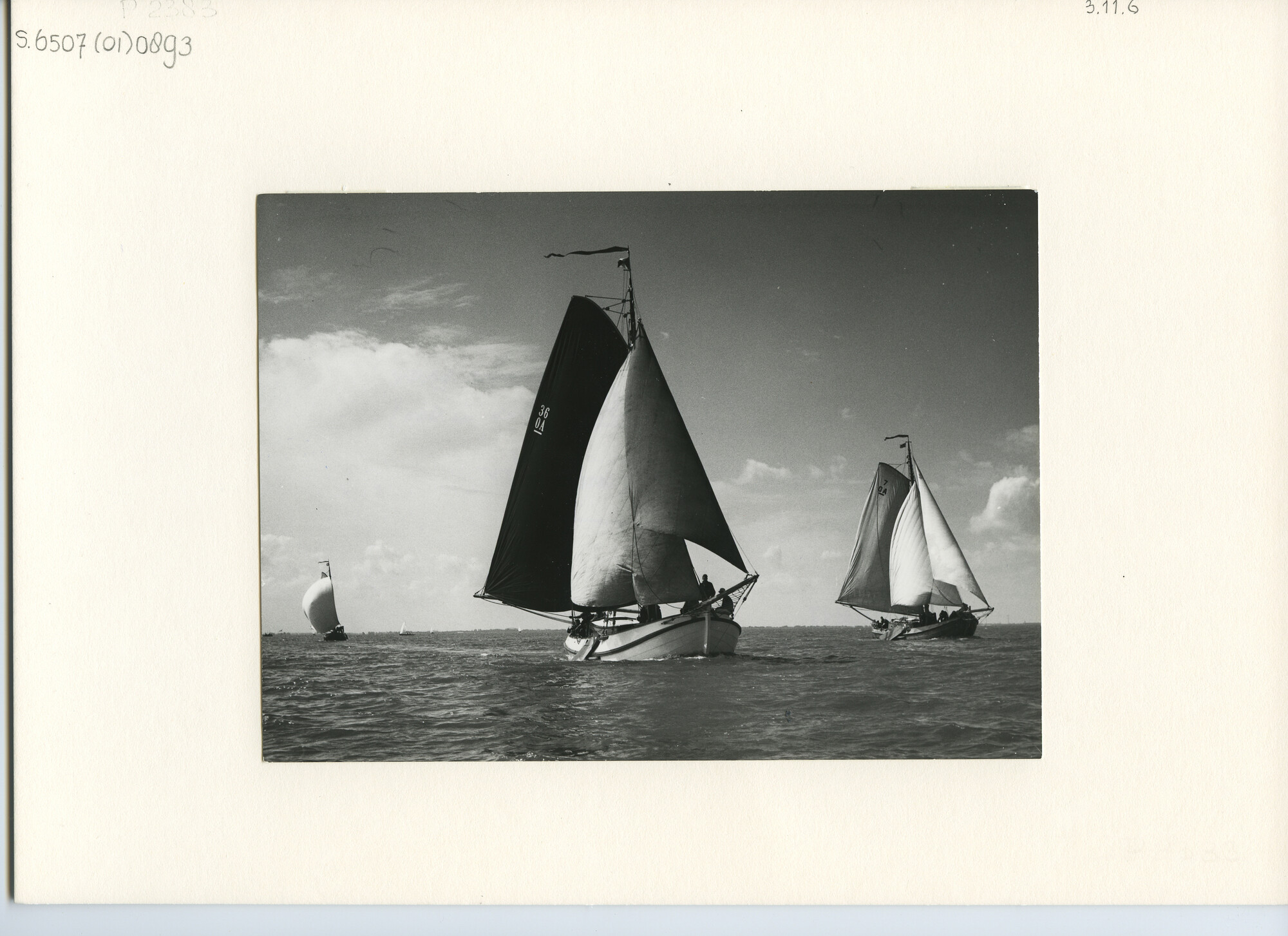 S.6507(01)0893; Hollandweek II 1962: ronde en platbodemjachten met ruime wind op het IJsselmeer; foto