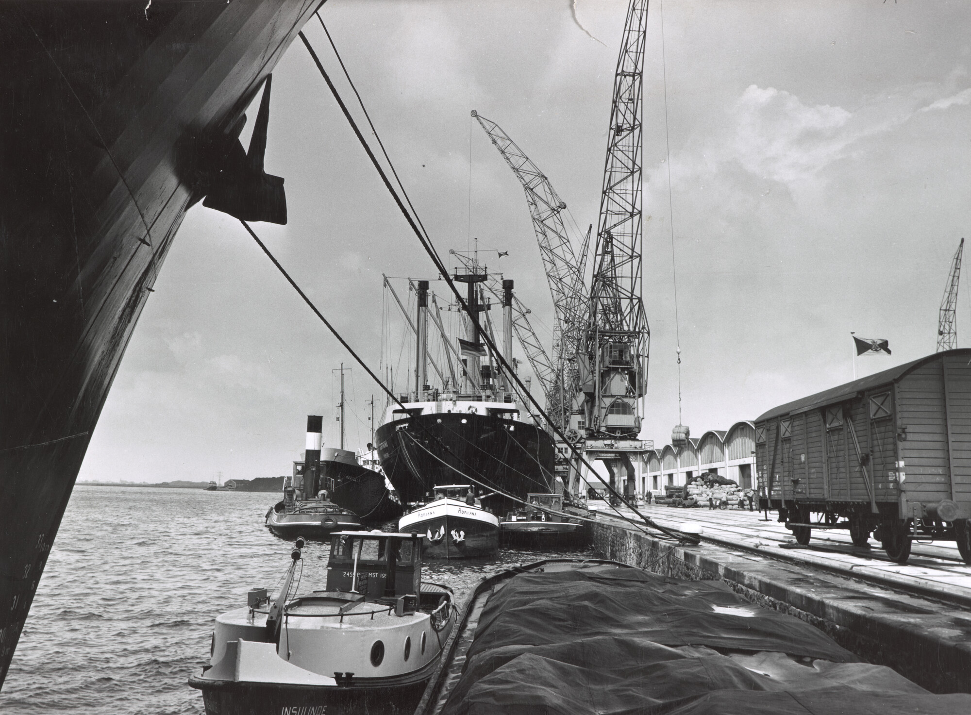 1998.0208; Het Duitse vrachtschip ms. 'Dortmund' van de Hamburg-Amerika Linie ligt afgemeerd bij de etablissementen van Müller & Co; fotoreportage