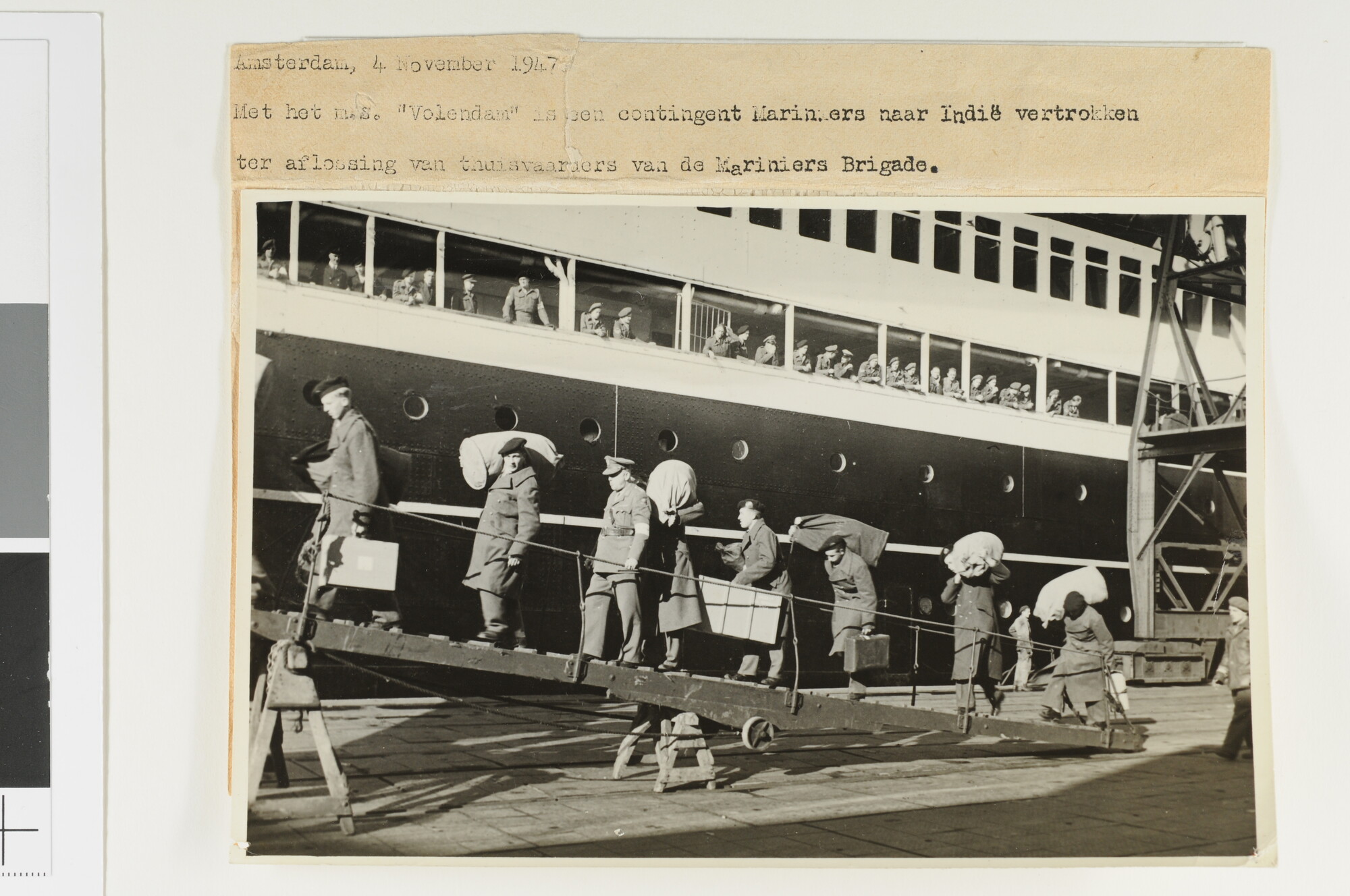 1992.1518; Mariniers gaan aan boord van het passagiersschip ms. Volendam van de [...]; foto
