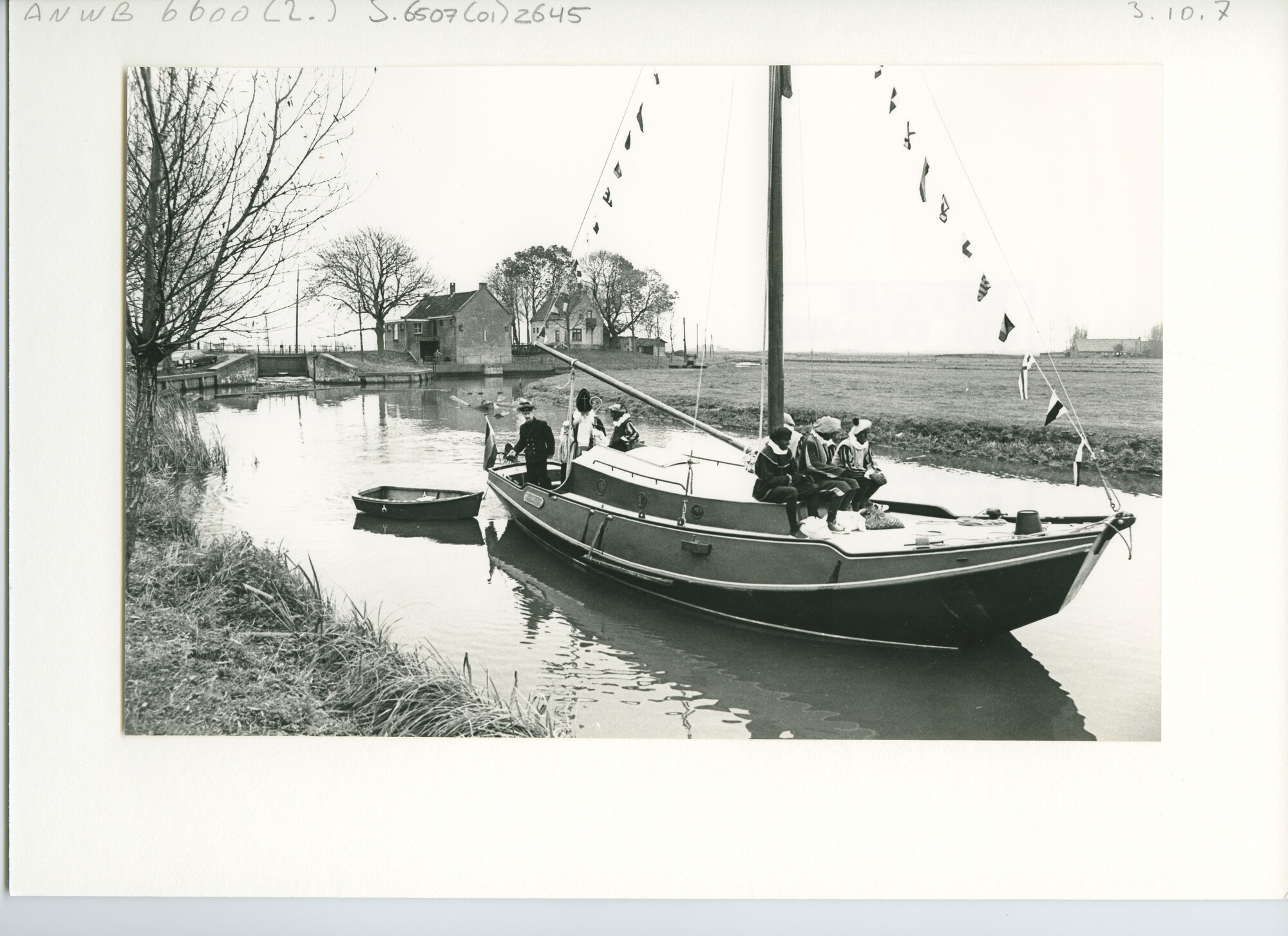S.6507(01)2645; Intocht te Eemnes van Sint Nicolaas en een stel Pieten aan boord van een gepavoiseerde schouw; foto