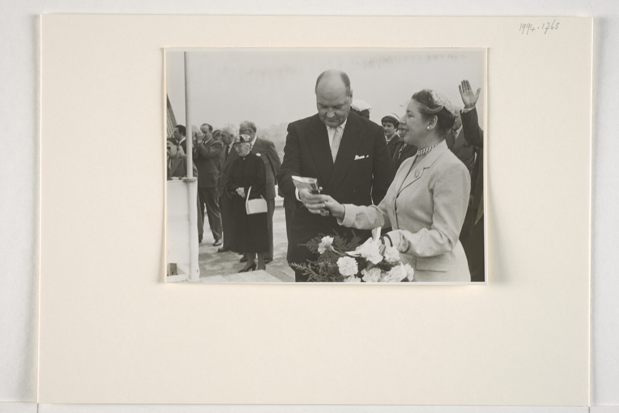 1994.1763; Fotos van de doophandelingen en receptie van de tewaterlating van het ms. Straat Madura; fotoreportage