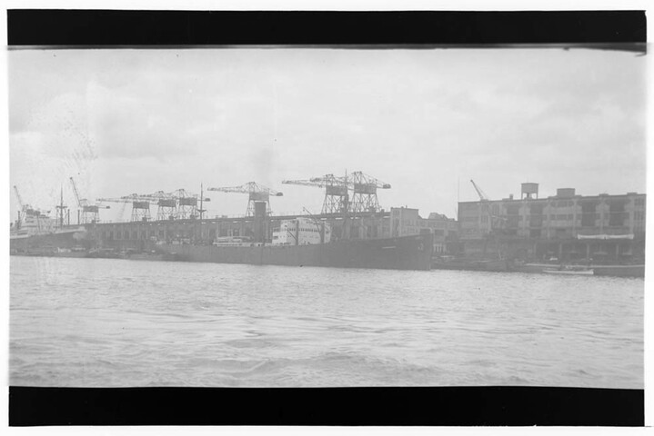 2000.5759; Gezicht op de Rijnhaven in Rotterdam met de loods San Francisco van de NASM, 1937; negatief