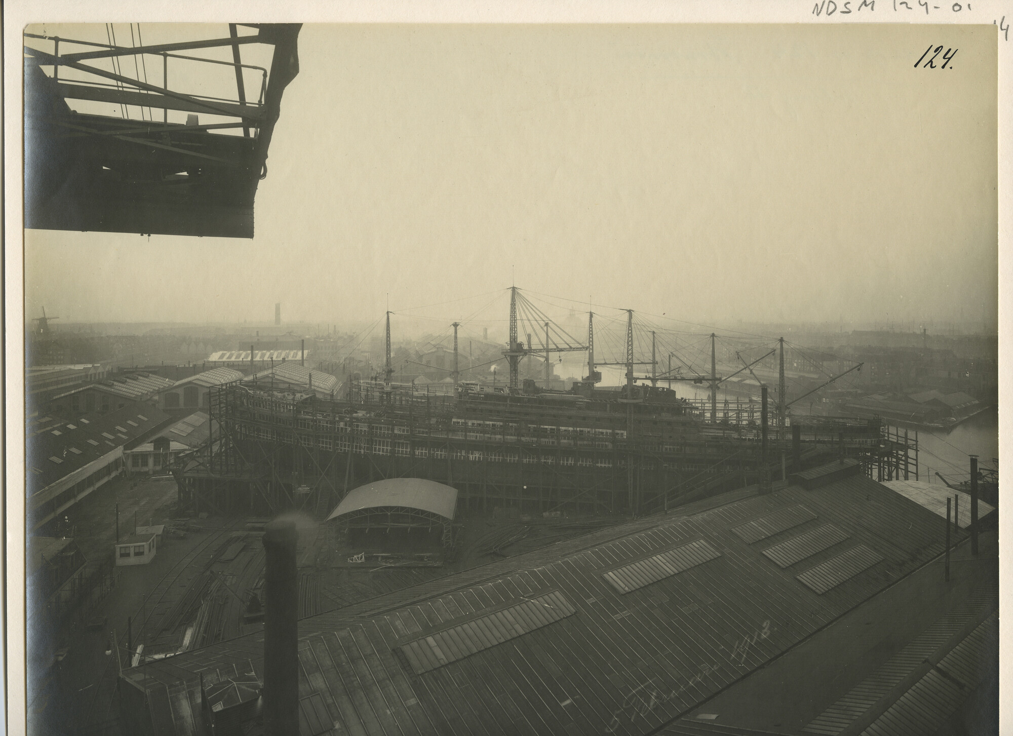 S.5444(0364)2; Foto van de tewaterlating van het vracht-passagiersschip ss. Houtman; foto