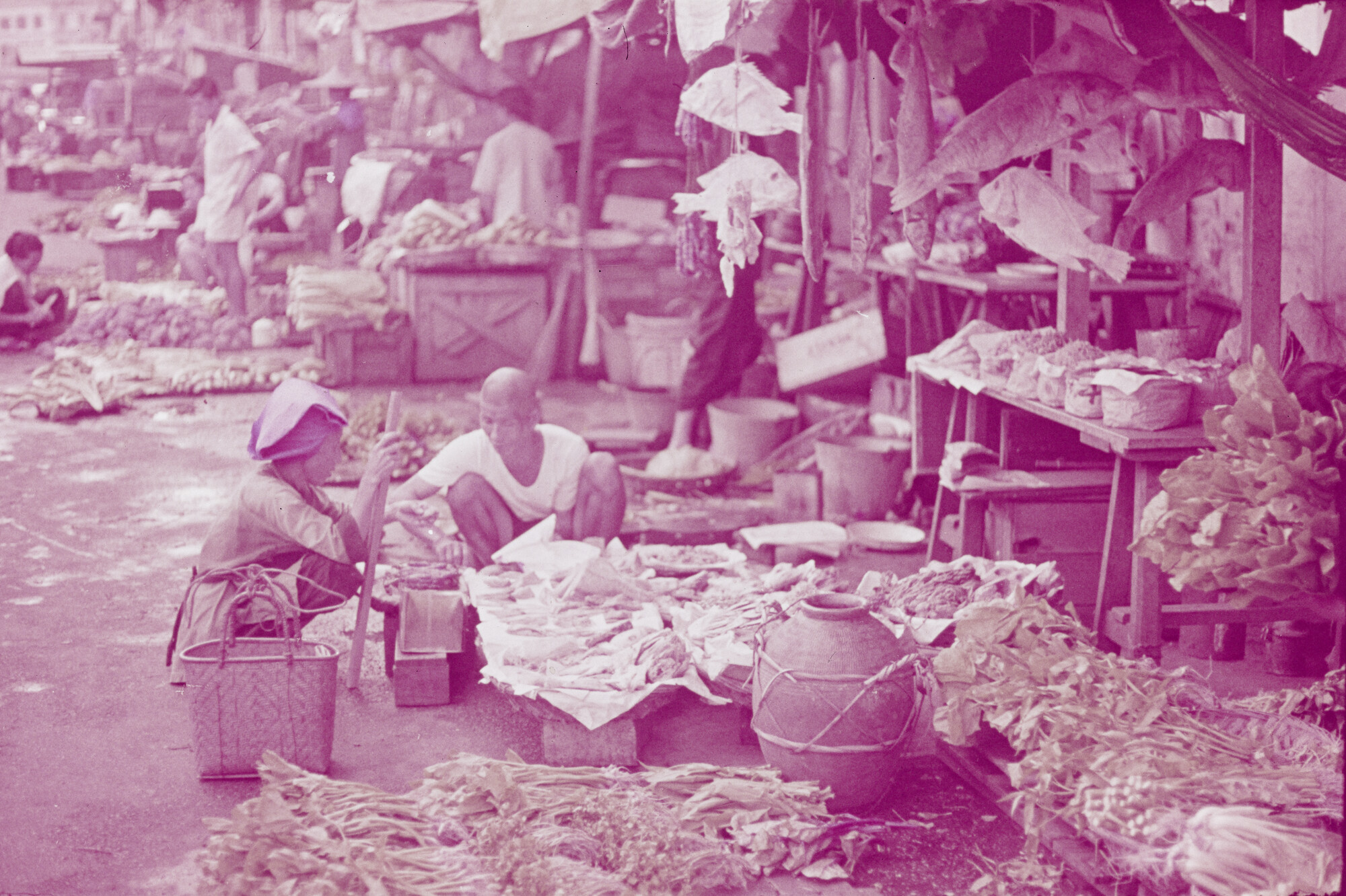2015.0468; Dia van een straatmarkt in Singapore; diapositief