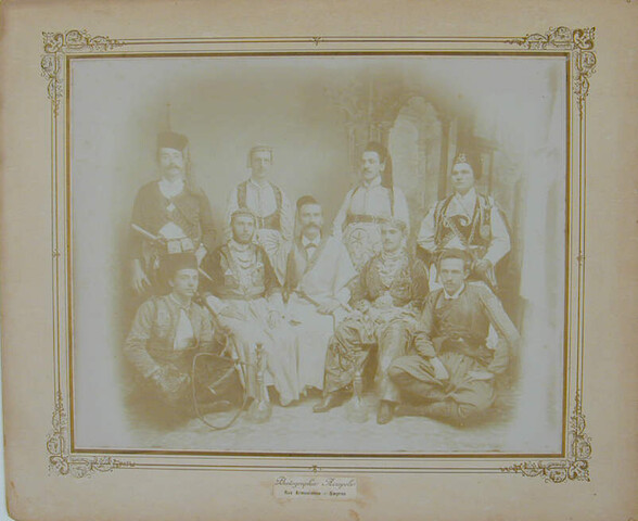 1999.1646; Groepsportret met negen heren gekleed in Arabisch kostuum; foto