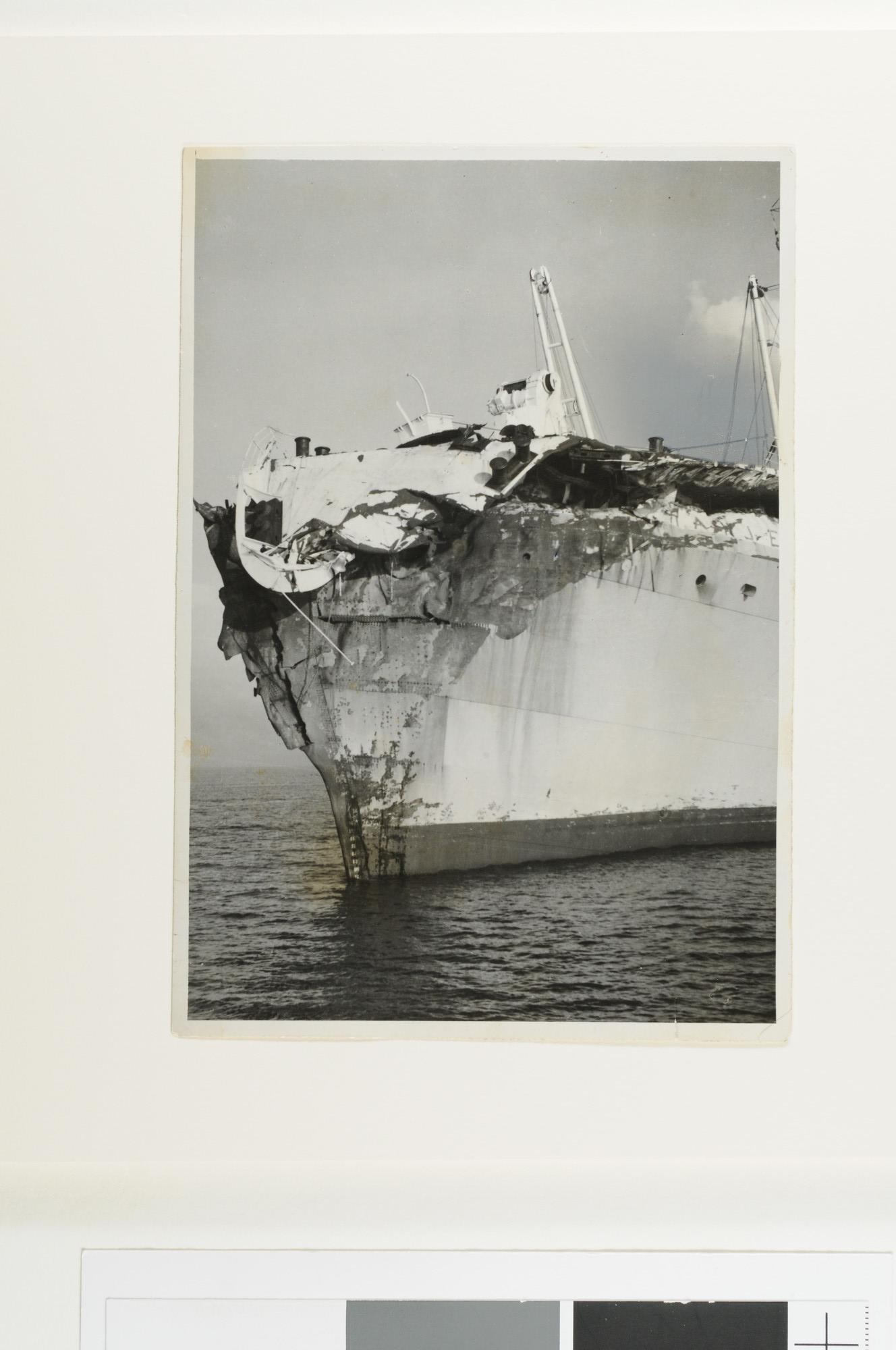 S.6408(0788); Schade aan de boeg van ms. Oranje, na de aanvaring met ms. Willem Ruys; foto