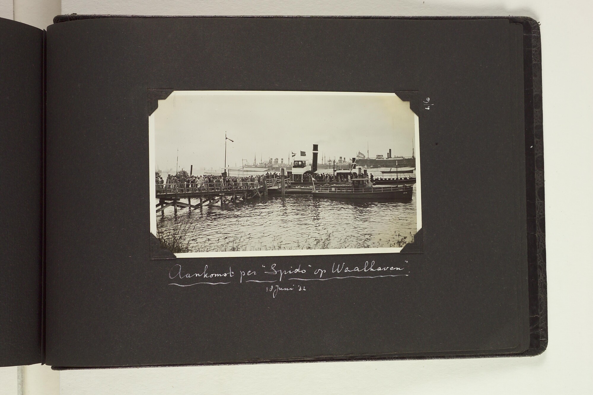 S.6156(06)l; Fotoalbum l) uit een serie van veertien uit de Collectie Job over zijn reizen met ss. 'Stuyvesant' en 'Venezuela' van de KNSM [...]; fotoalbum