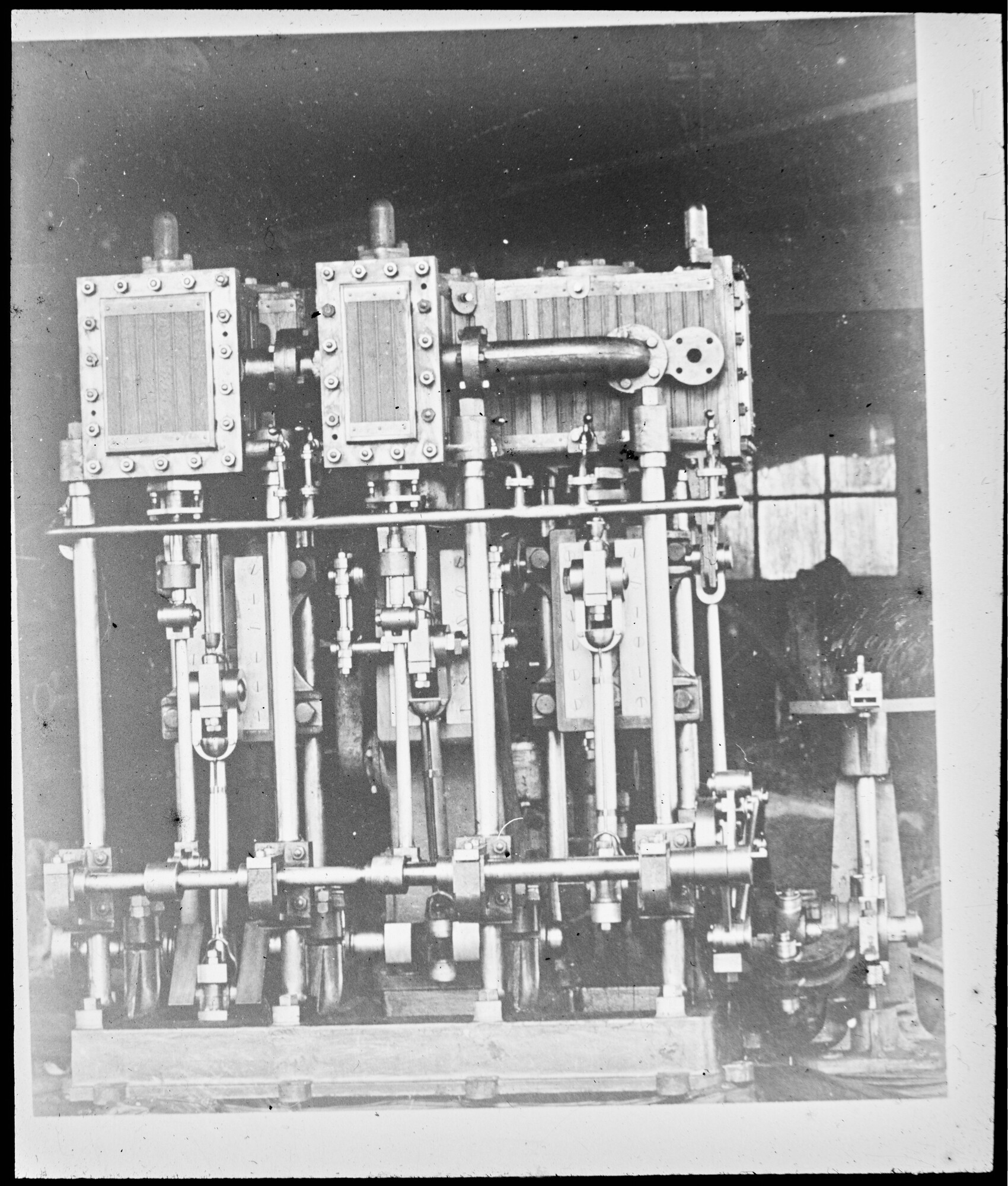S.1156(06)047-1; Lantaarnplaatje van de Triple Expansie Machine voor het vrachtschip ss. 'Almelo I', 1890; lantaarnplaatje