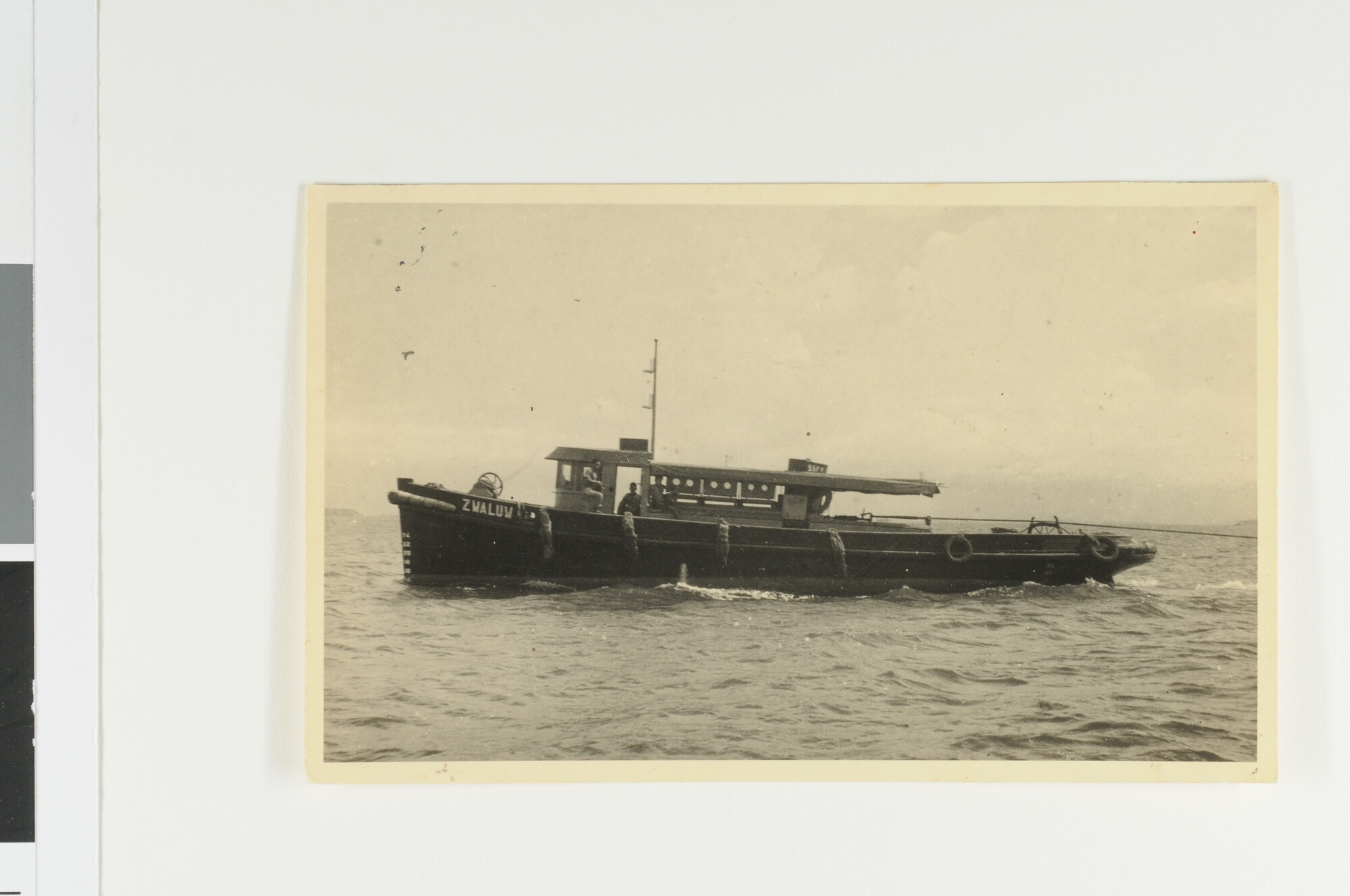 S.6577(16); De motorsleepboot 'Zwaluw' van het Semarangsch prauwenveer (zijaanzicht); foto