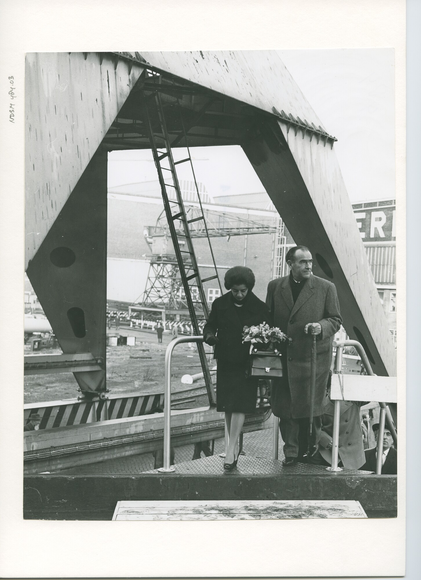 S.5444(2824)2; Foto van de tewaterlating van de tanker ms. Gurzuf (als Delian Spirit); foto