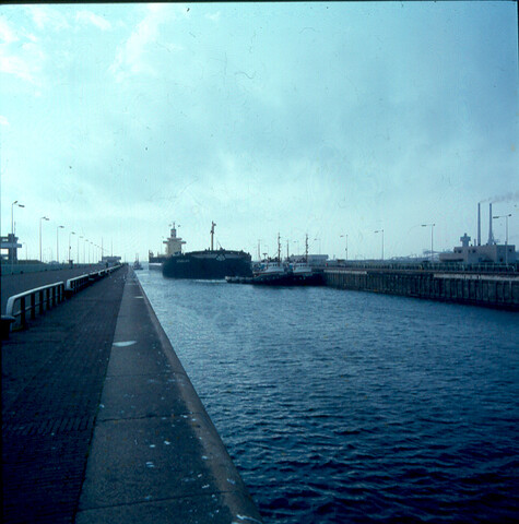 S.9100(2977); Dia van de Noorse bulkcarrier ms. 'Sigwaldo' in de sluizen van IJmuiden; diapositief