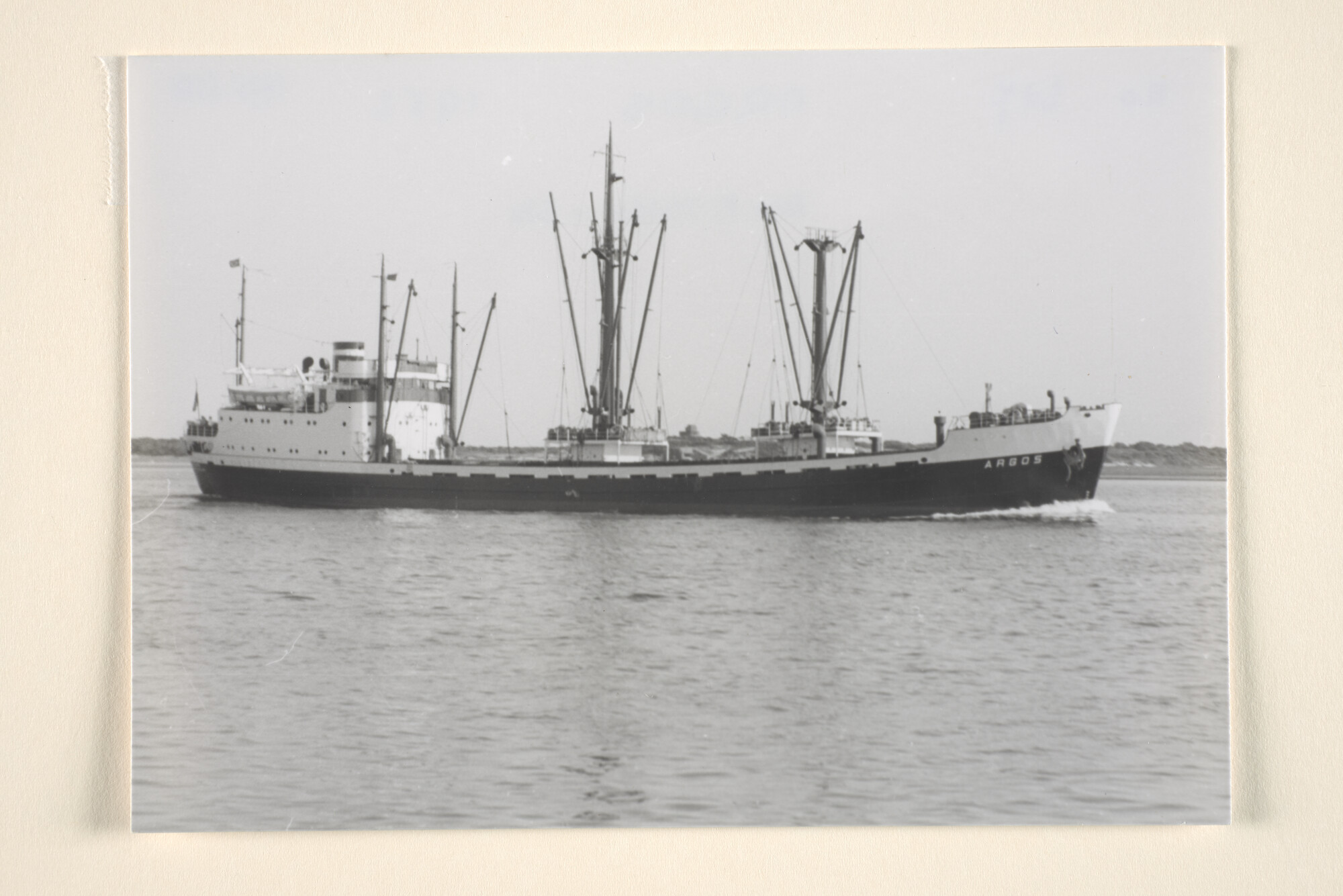 1995.6581; Het vrachtschip ms. Ares van de KNSM verlaat (vermoedelijk) Hoek van Holland; foto