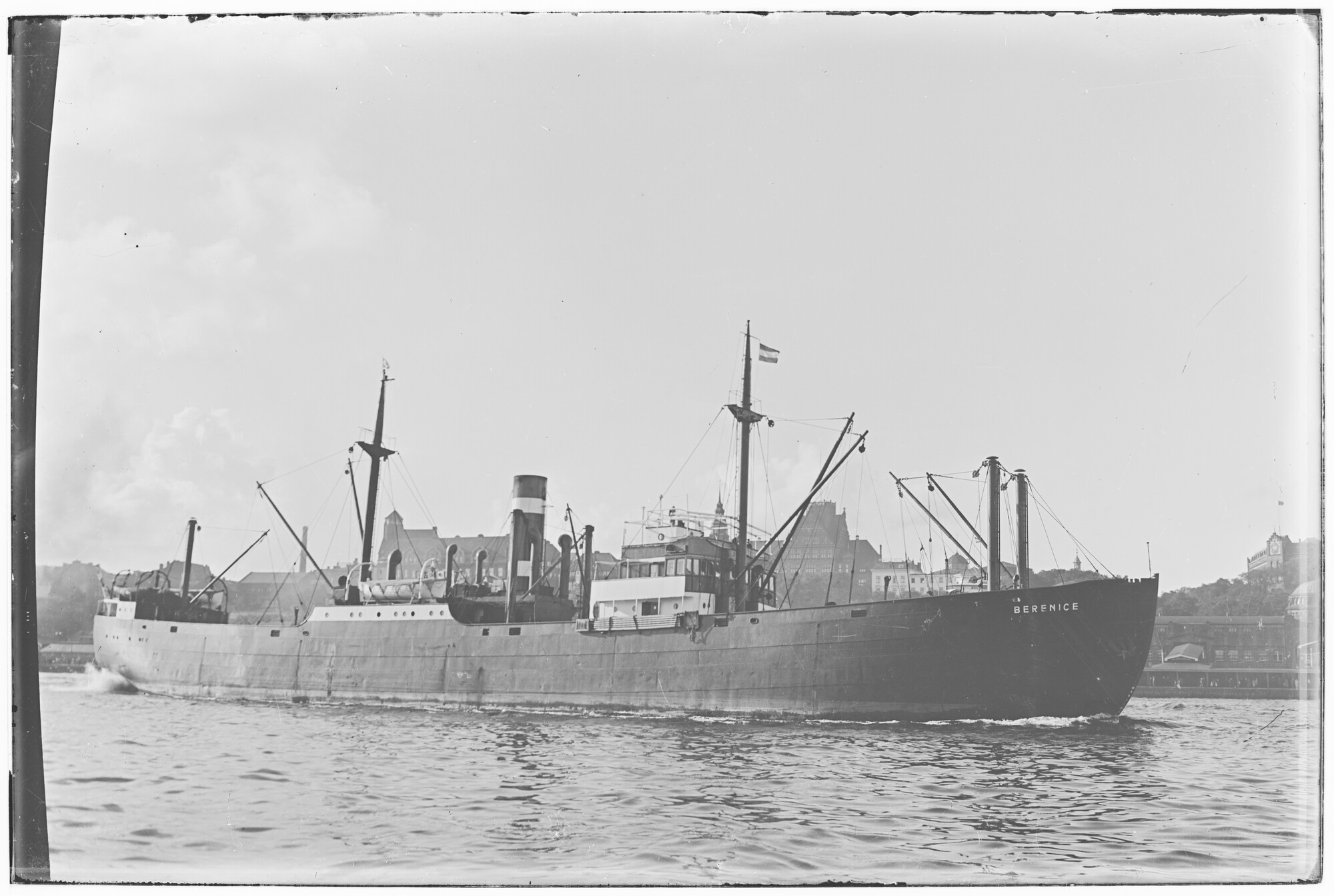 2018.0998; Glasnegatief van het vrachtschip Berenice (1919); glasnegatief