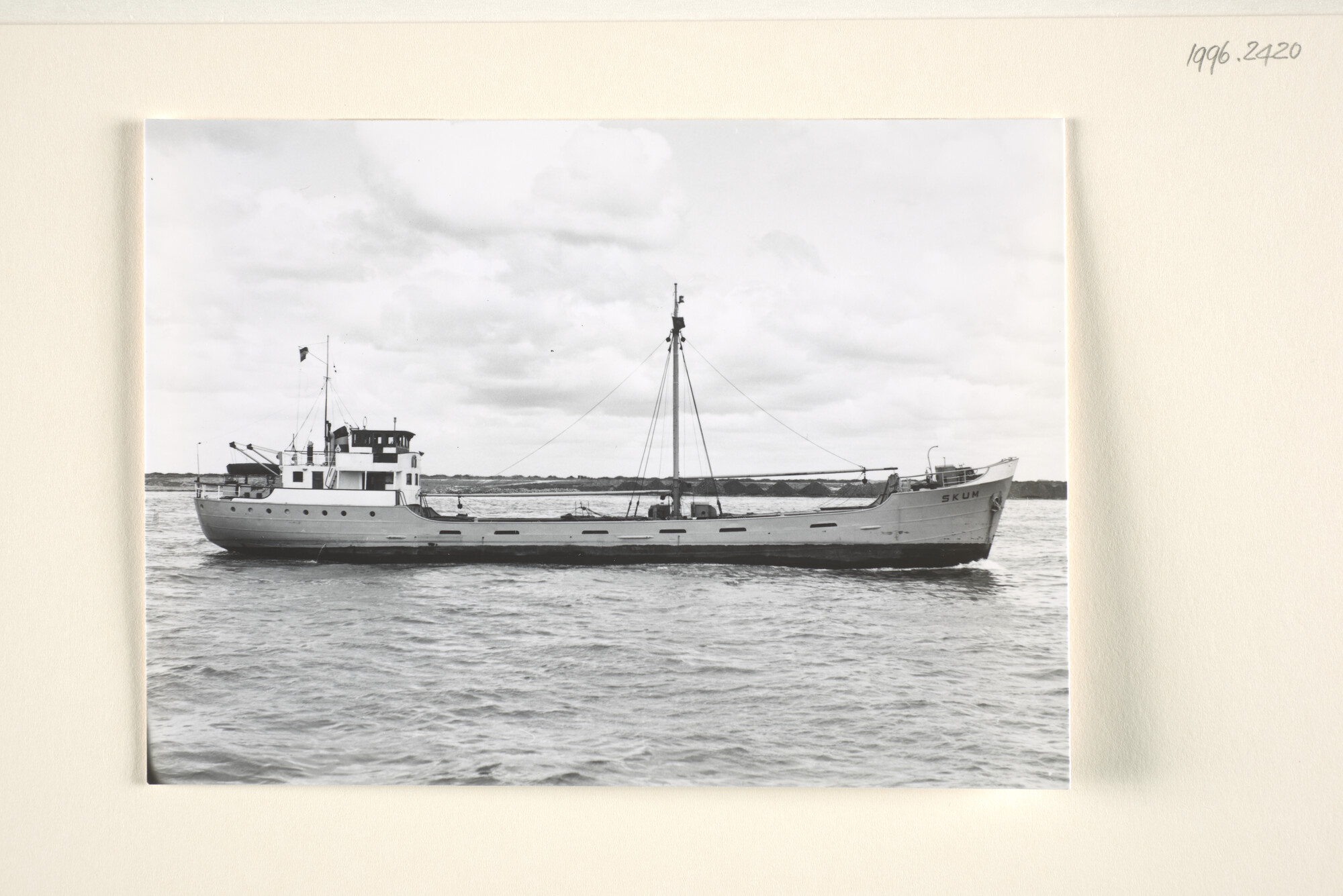 1996.2420; De coaster ms. Skum (ex- Arent M & Adara) van Scheepvaartbedrijf Gruno [...]; foto