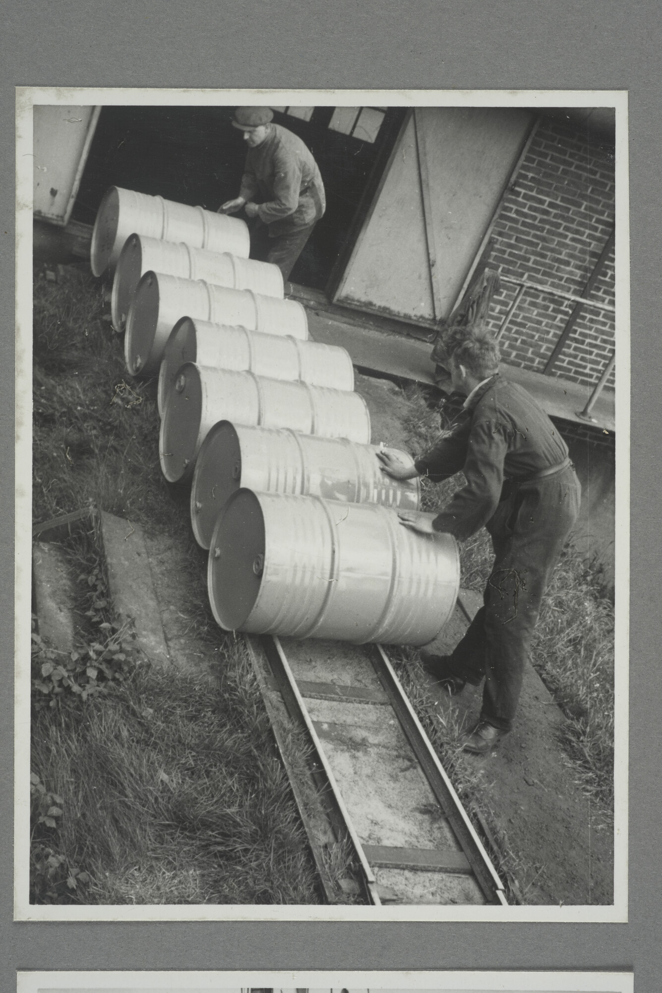 1998.2177; Omslag/ album met een grote hoeveelheid proeffoto's gemaakt door mw. A.M. Wolff-Koller in opdracht van de Gemeente Handelsinrichtingen in Amsterdam; omslag