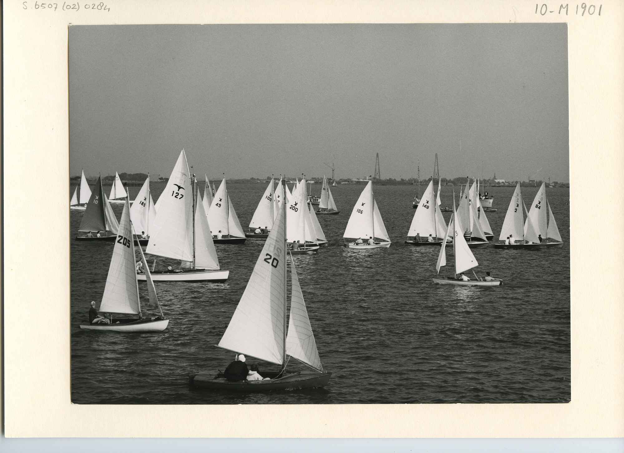 S.6507(02)0284.01; Zwart-wit foto van de Stern-klasse tijdens een wedstrijd op het Alkmaardermeer; foto