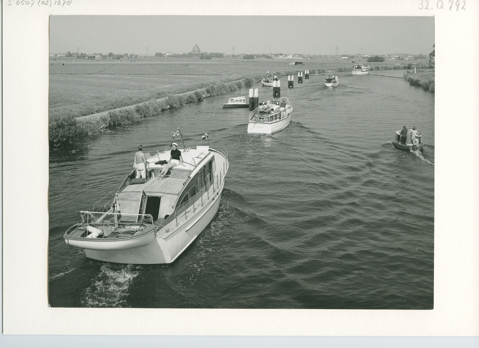 S.6507(02)1678.05; Zwart-wit foto van de deelnemers aan de Pavillon d'Or gefotografeerd vanaf de brug [...]; foto