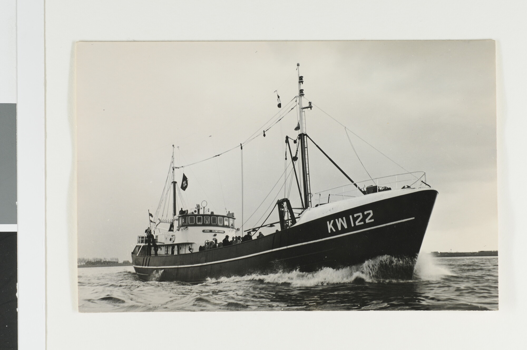 S.6879(117) [nr 0001]; De trawler ms. Arie Ouwehand (KW 122) van Rederij D. Ouwehand Azn te [...]; foto