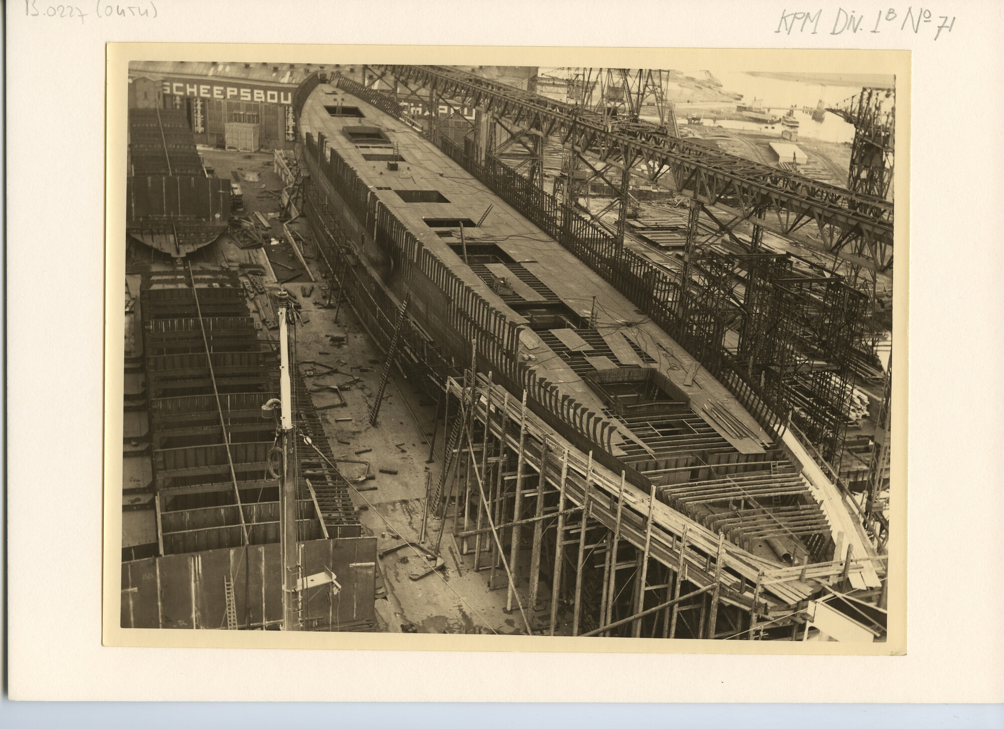 B.0227(0454); Foto van het passagiersschip ms. Tegelberg in aanbouw bij de NSM; foto