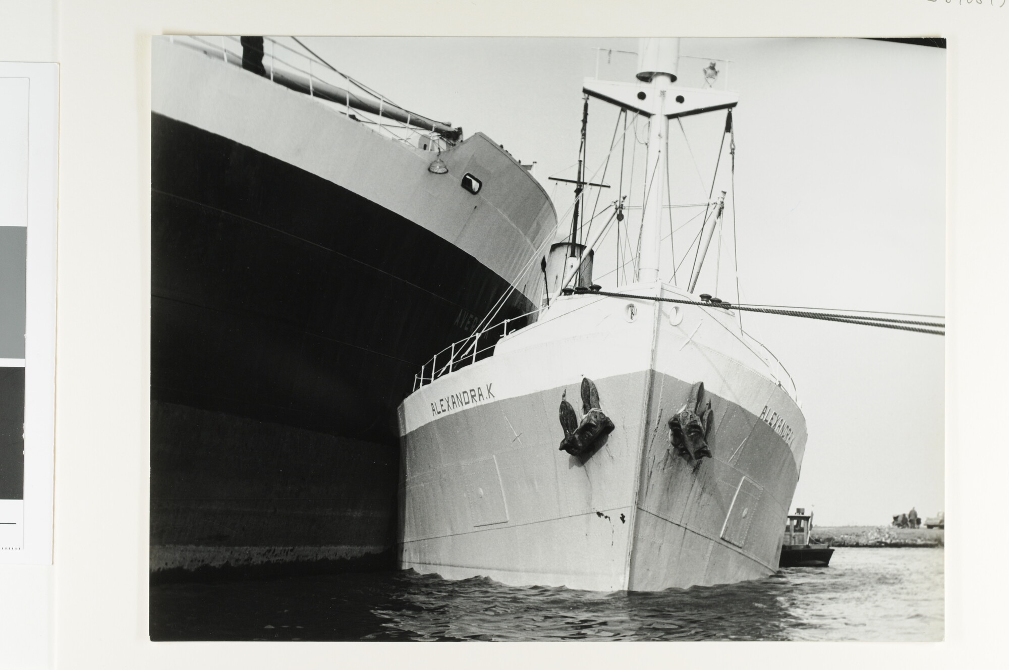 S.6408(0936); De aanvaring van het victoryschip ss. Averdijk (ex- Durham Victory) van de HAL op 4 maart 1964 met het Panamese ss. Alexandra K in het Noordzeekanaal; foto