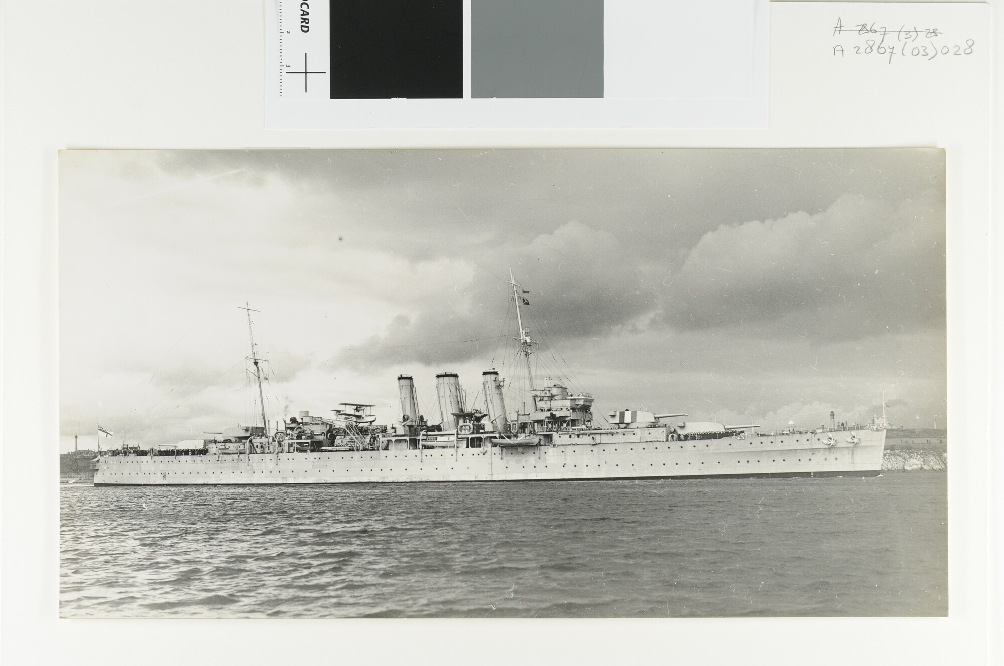 A.2867(03)028; De Britse kruiser HMS 'Dorsetshire' verlaat Portsmouth; foto