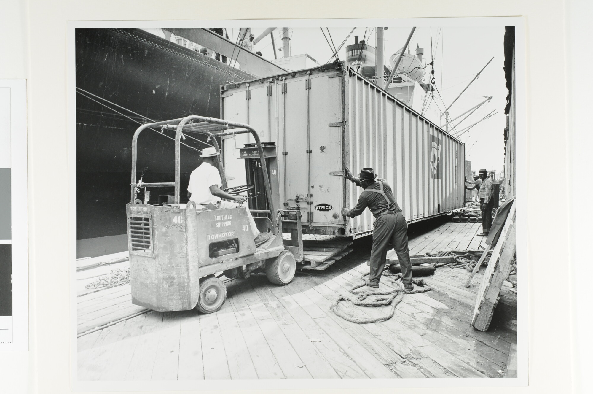 S.7032(015); Foto's van het lossen van zeecontainers vanaf het vrachtschip ms. Ittersum; fotoreportage