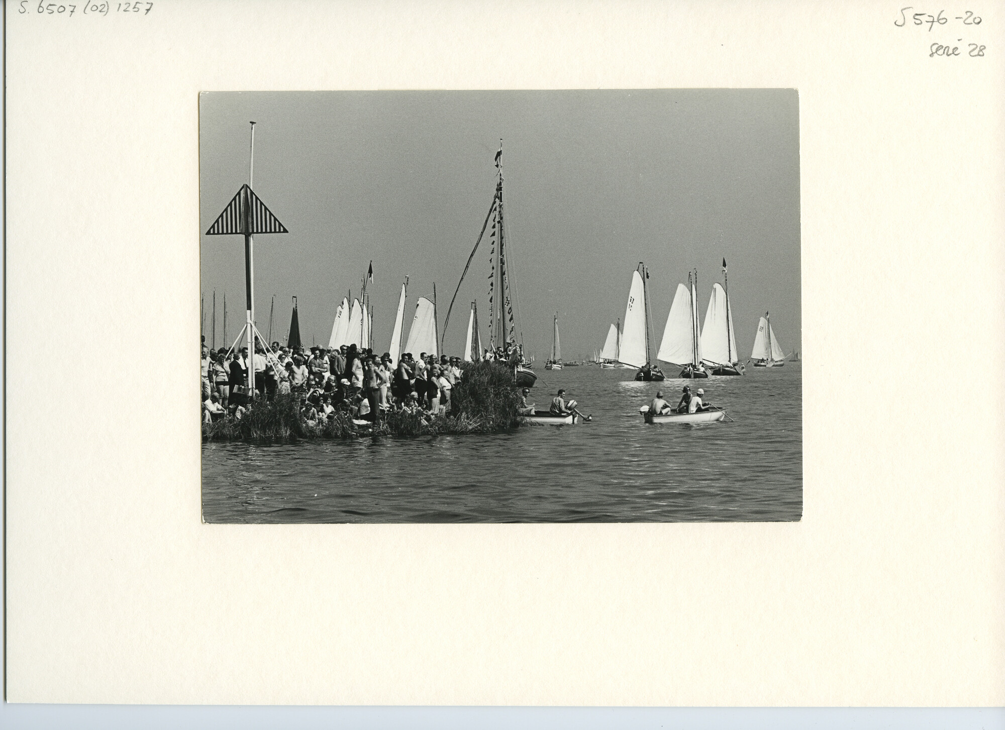 S.6507(02)1257.03; Zwart-wit foto van de reunie van ronde en platbodemjachten tijdens de Sneekweek; foto