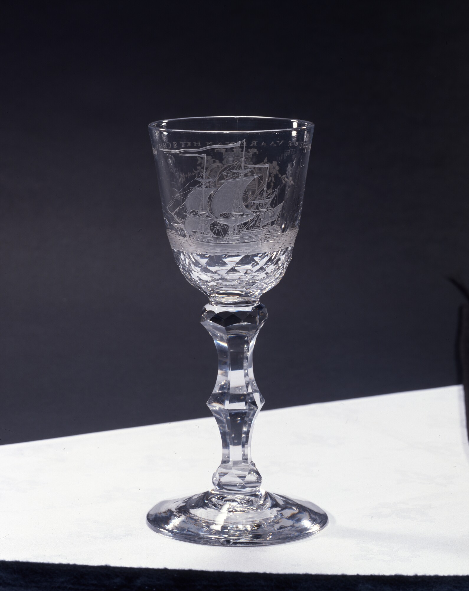 A.4043; Dekselbokaal met een radgravure van de Oost-Indiëvaarder "t Loo"; drinkglas
