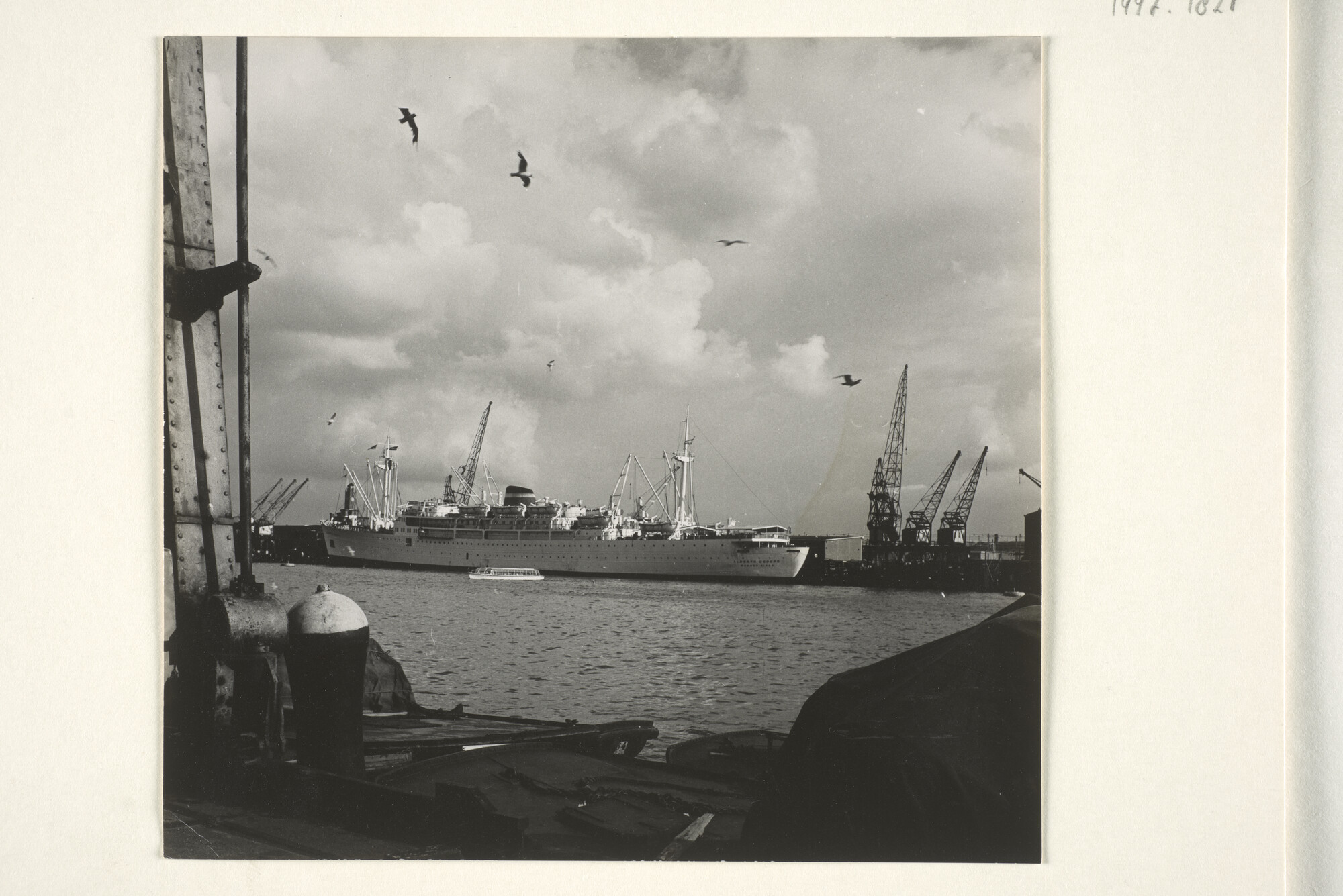 1997.1821; Het Argentijnse passagiersschip ms. 'Alberto Dodero' ligt afgemeerd aan de Sumatrakade te Amsterdam; foto