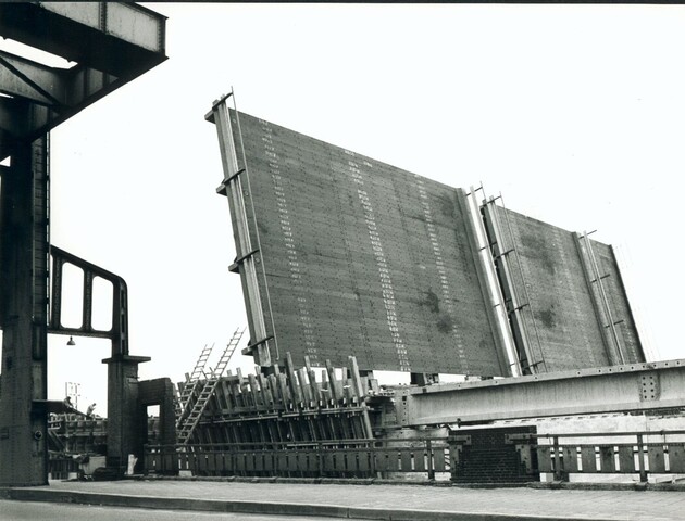 S.5219(12)0549; Fotos van de bouw van de nieuwe verkeersbrug voor Rijksweg no. 1 bij Muiden door de ASM; fotoreportage
