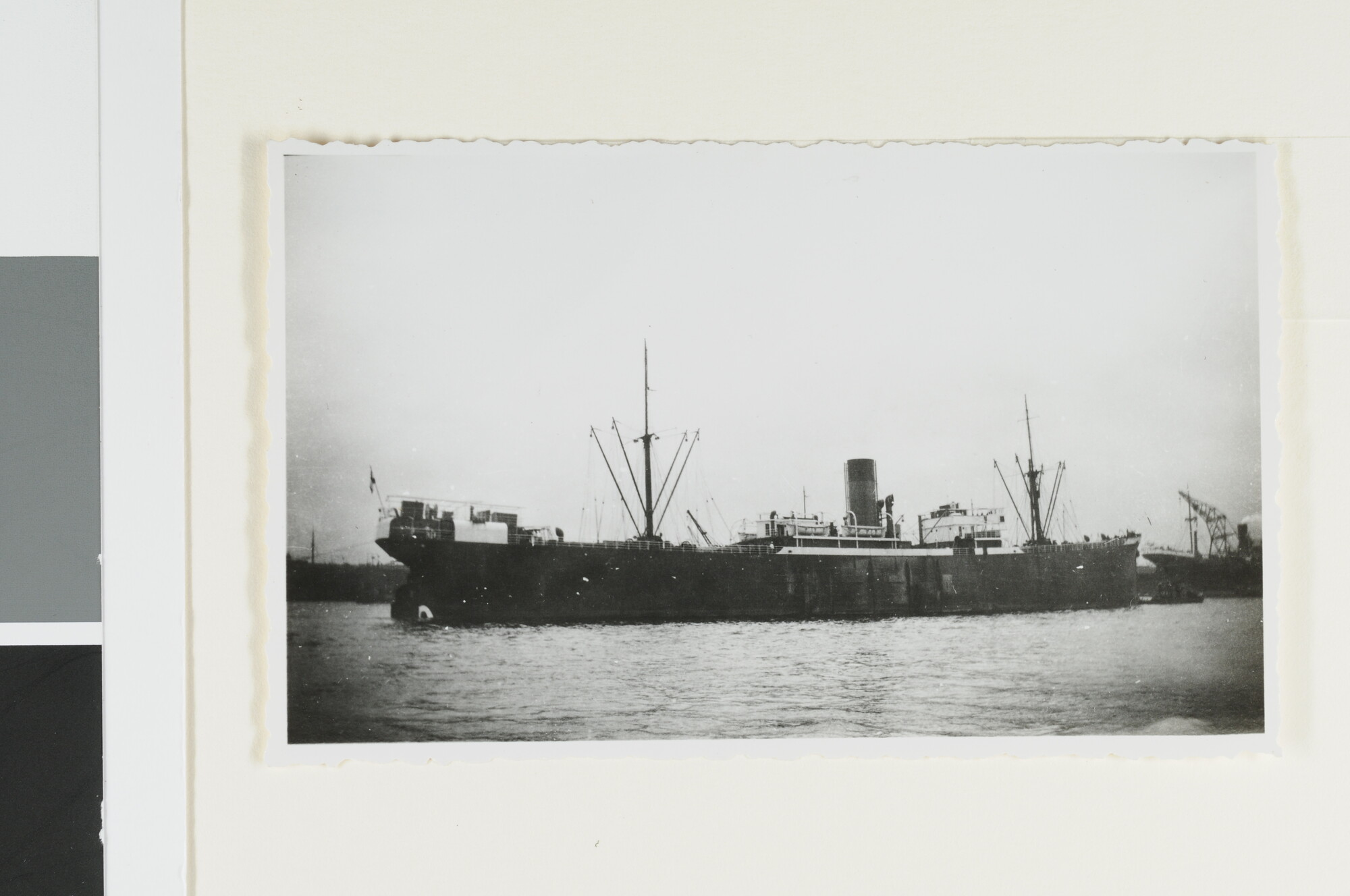 S.4380(04)389; Het vrachtschip ss. 'Enggano' van de SMN in de haven van Amsterdam; foto