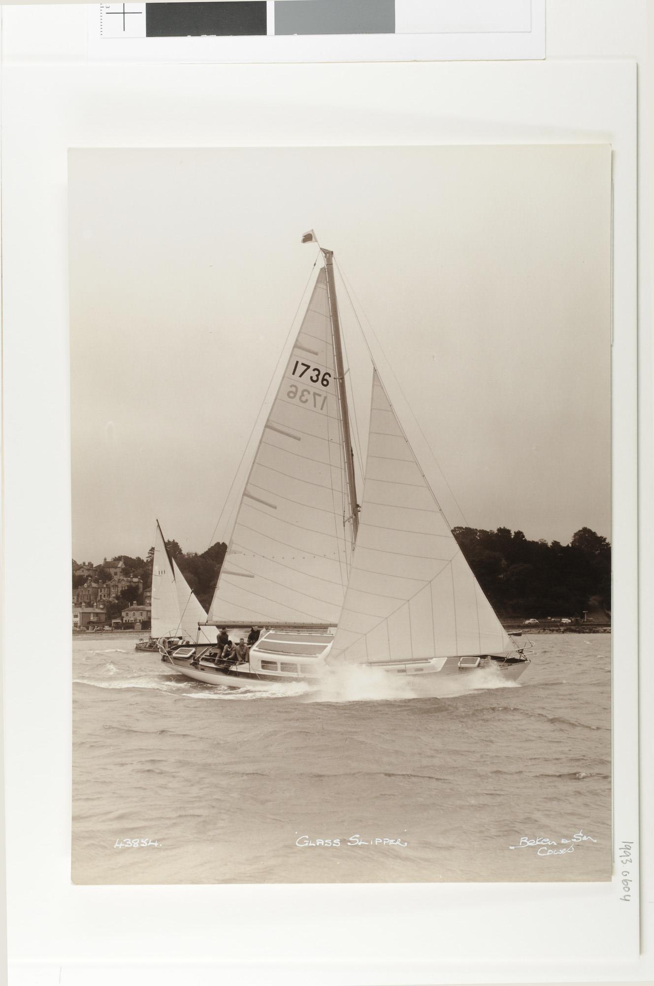1993.0604; Het zeiljacht 'Glass Slipper' (zeilno.: 1736), varende met halve wind; foto