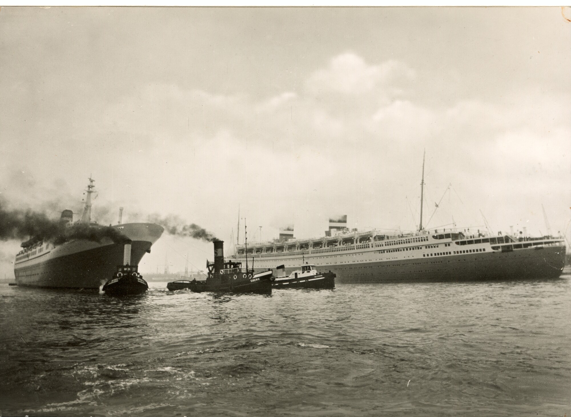 A.4426(35); Het passagiersschip ss. 'Nieuw Amsterdam' van de HAL passeert het cruiseschip; prentbriefkaart