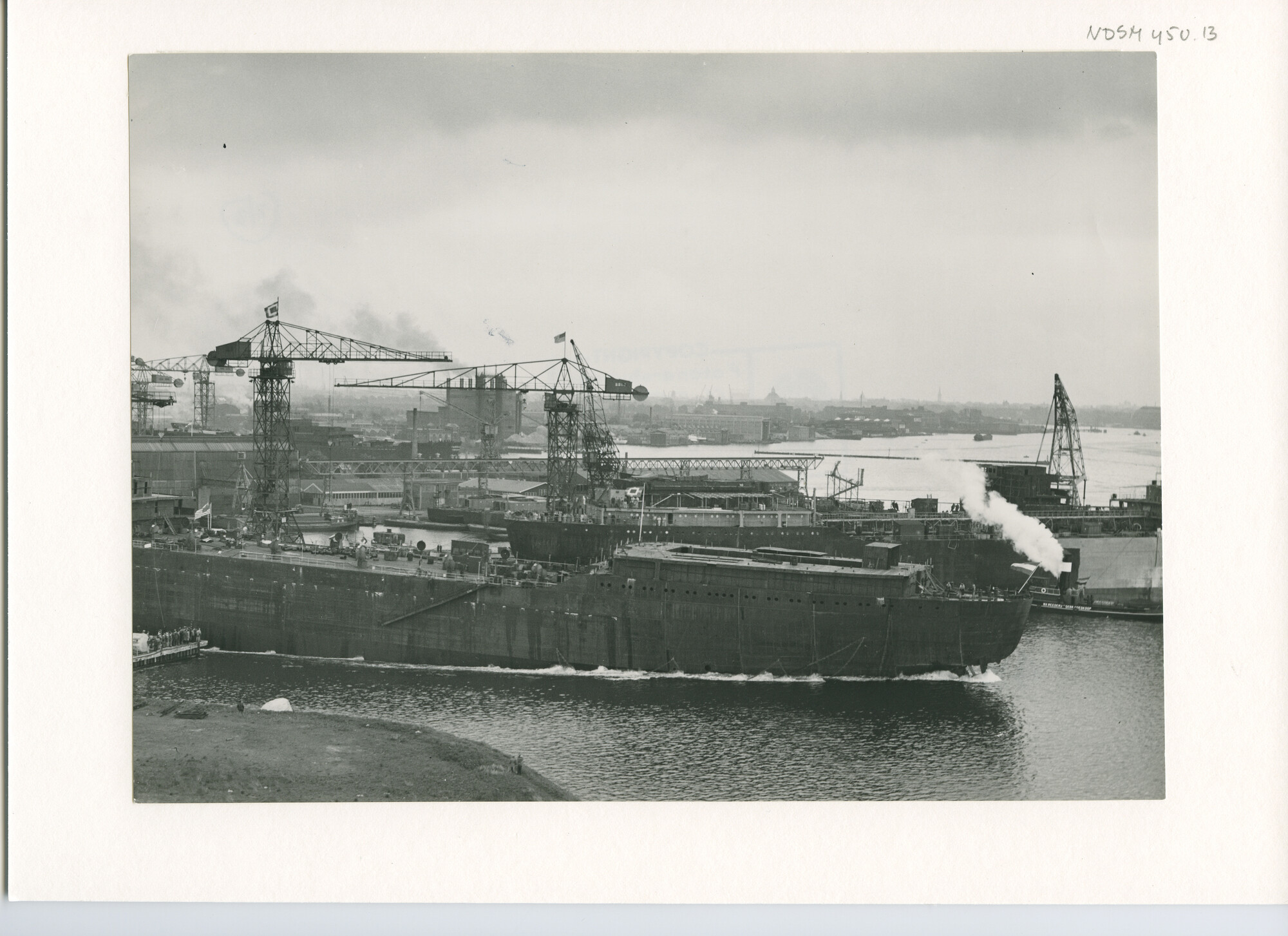 S.5444(2334)2; Foto van de tewaterlating van de tanker ts. Sylvan Arrow; foto