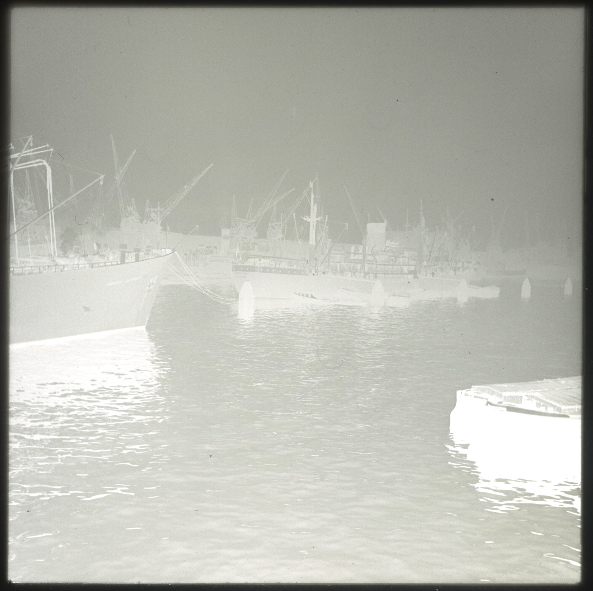 A.5263(01); Negatieven van een reis met het vrachtschip 'Java' van de SMN; negatief