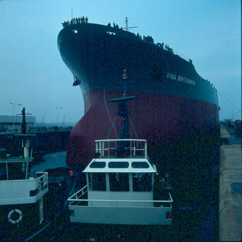 S.9100(6252); Dia van de mammoettanker 'Fina Brittannia' in de Noordersluis IJmuiden; diapositief
