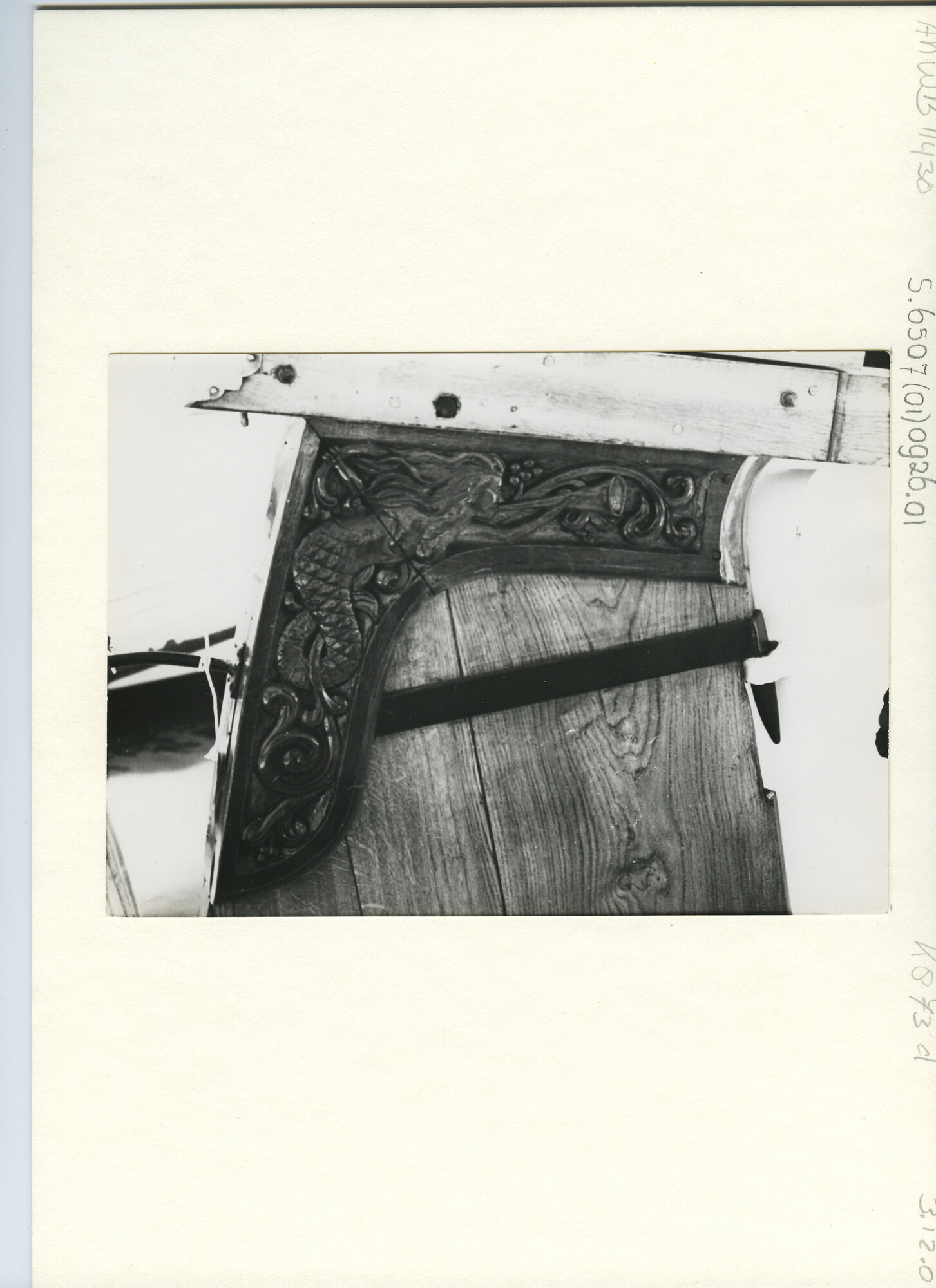 S.6507(01)0926.01; Foto van scheepssier: leeuwtje en houtsnijwerk op het roer van de tjalk Odysseus; foto