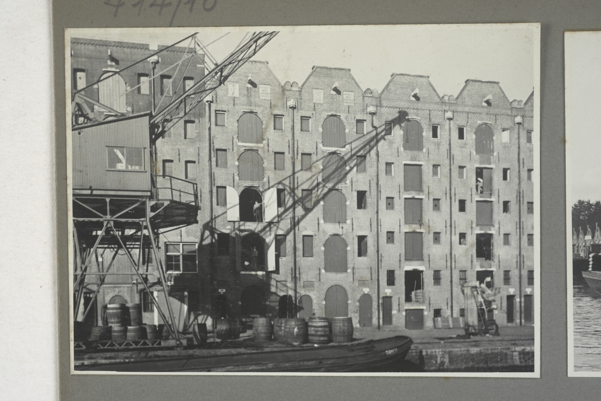 1998.2177; Omslag/ album met een grote hoeveelheid proeffoto's gemaakt door mw. A.M. Wolff-Koller in opdracht van de Gemeente Handelsinrichtingen in Amsterdam; omslag