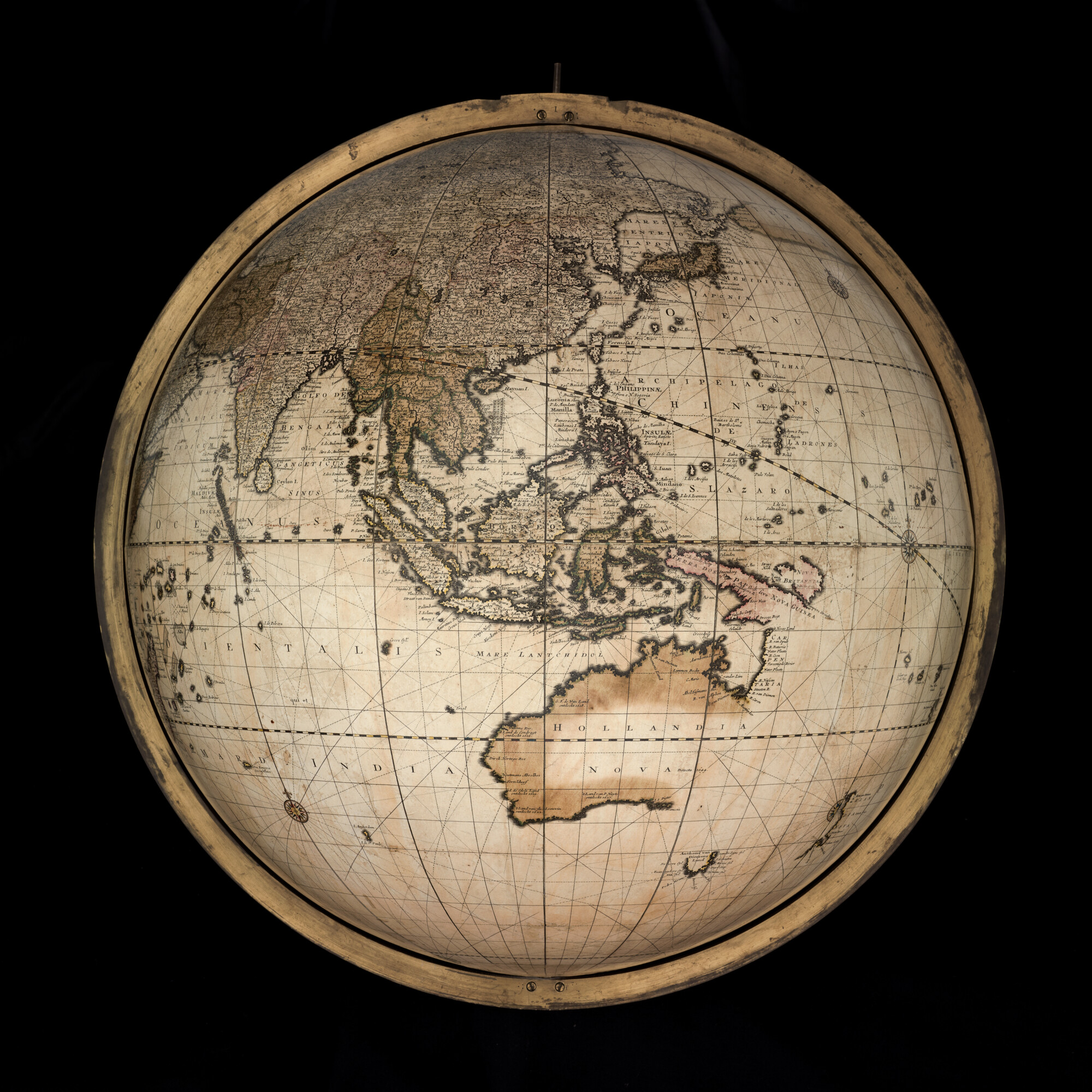 S.1766(01); Aardglobe van 62 cm. in doorsnede door Gerard en Leonard Valk, 1745; globe