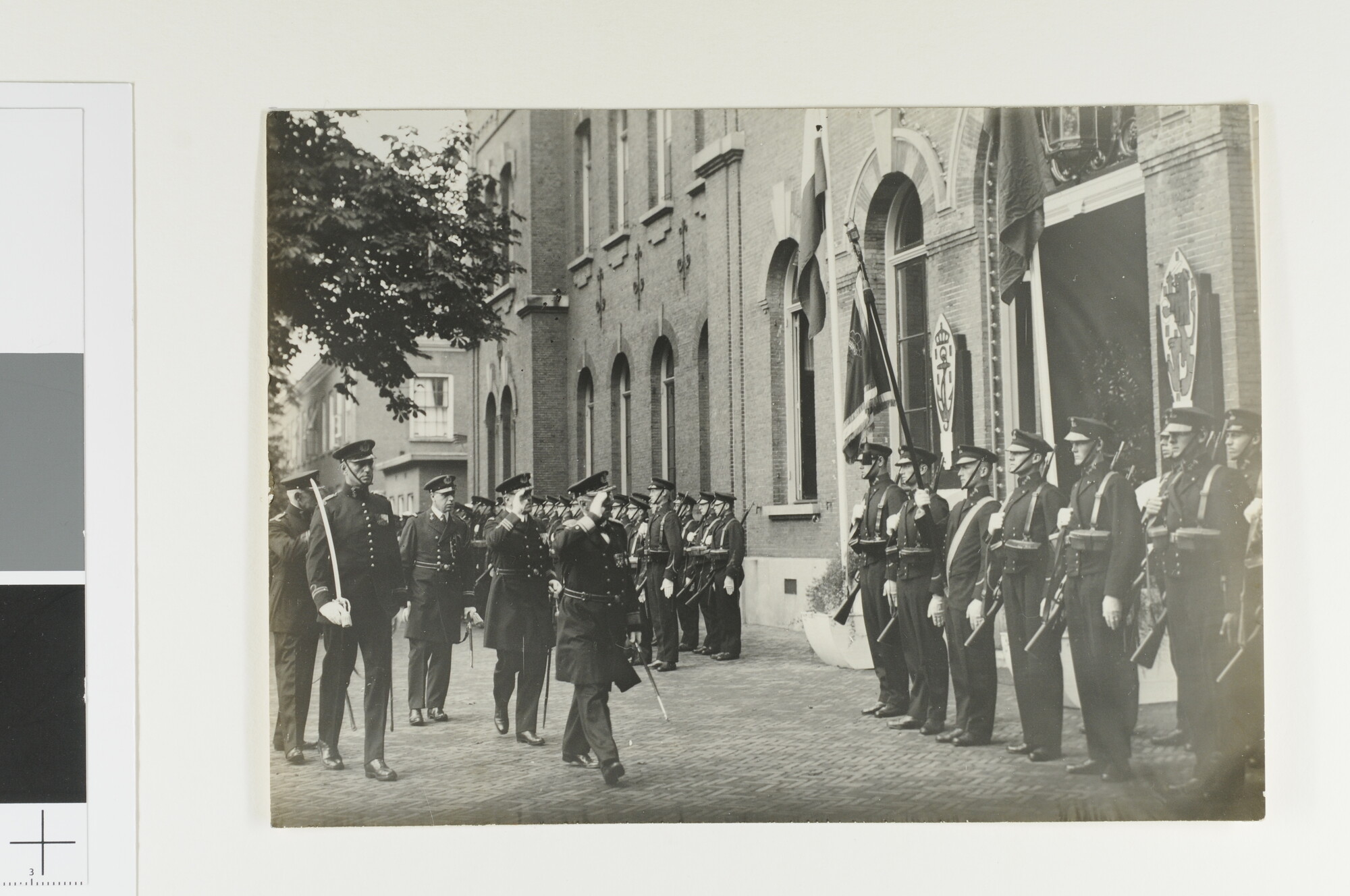 S.1878(02)02; Afbeelding van een inspectie van het vaandel van het Korps Adelborsten; reproductiefoto