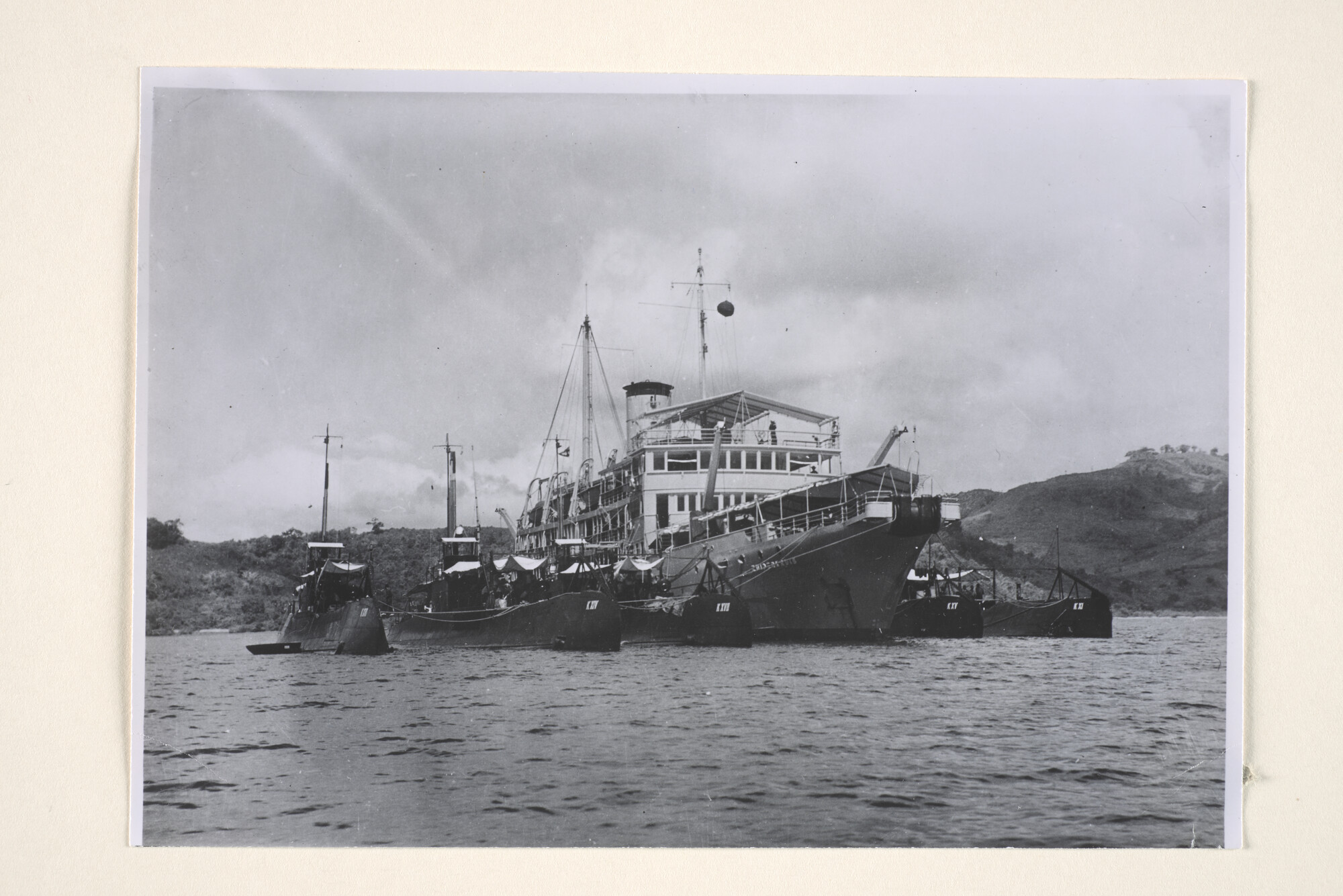 1995.1463; De Hr.Ms. Zuiderkruis als onderzeebootmoederschip in Nederlands-Indië; foto