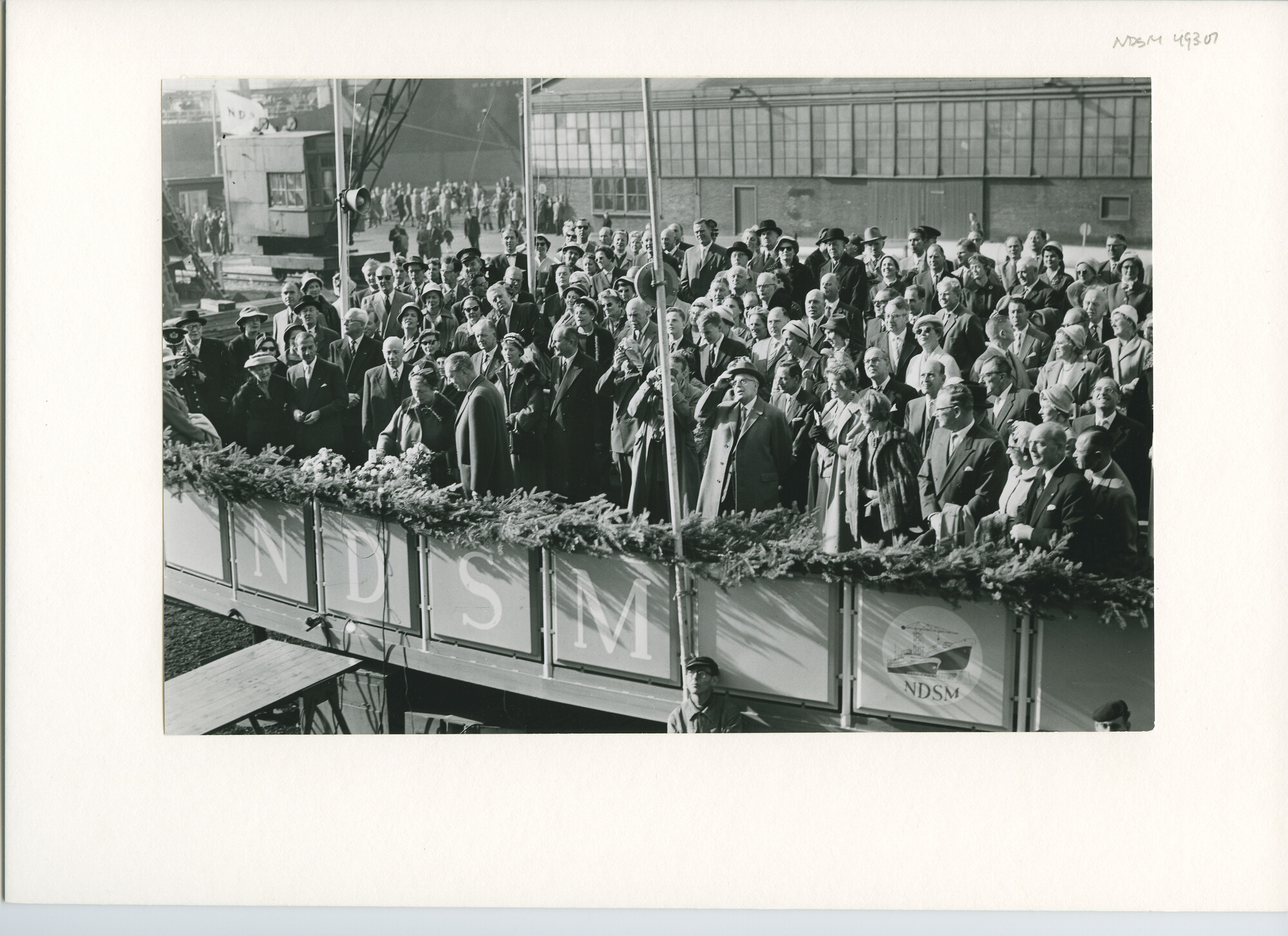 S.5444(2859)05; Foto van de tewaterlating van de tanker ss. Atys bij de NDSM ; foto