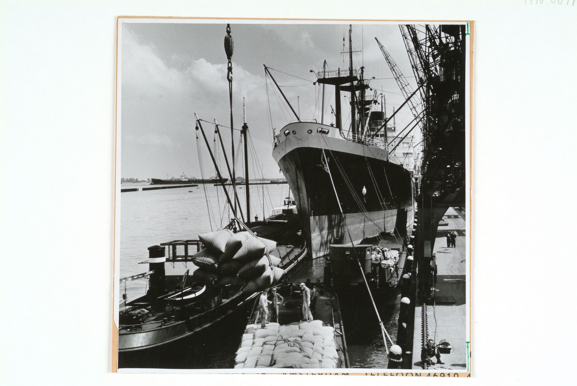 1998.0097; Gezicht op de Sumatrakade in Amsterdam, 1952; foto