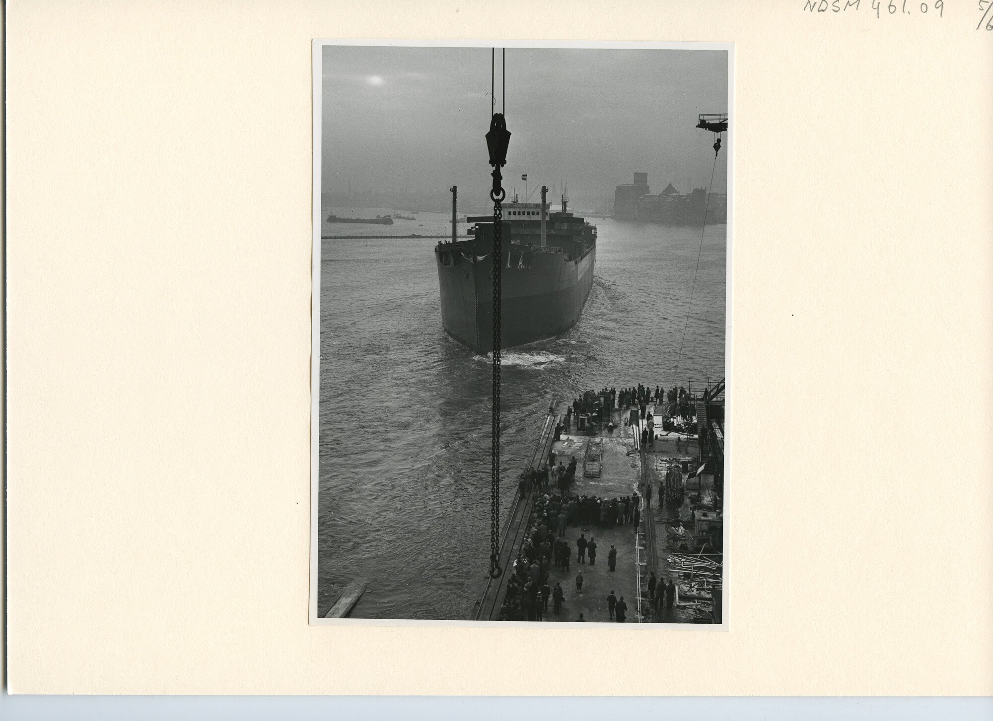S.5444(2514)5; Foto van de tewaterlating van de Britse tanker ts. Ceuta; foto