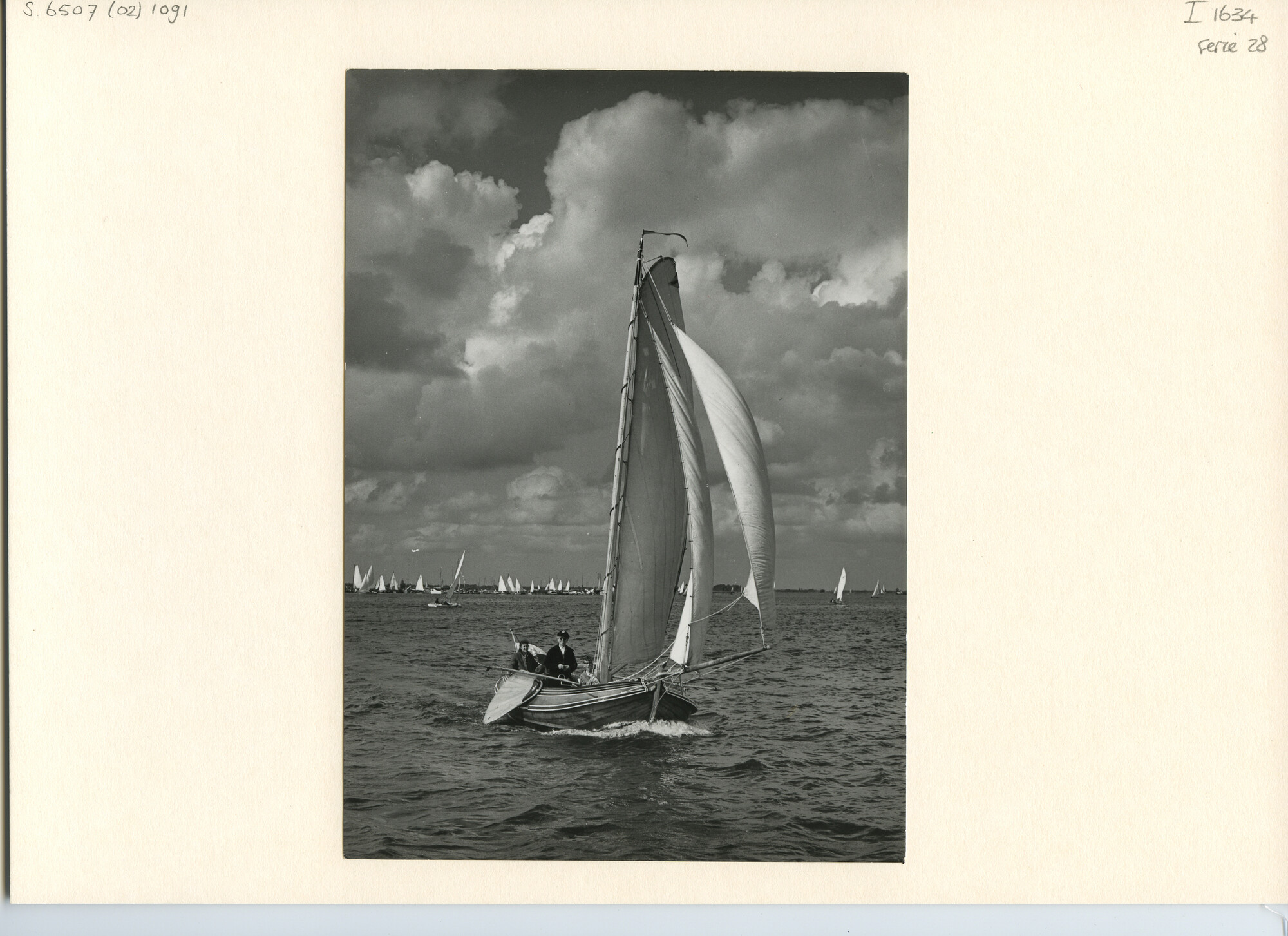 S.6507(02)1091; Zwart-wit foto van het Friese Jacht 'Oom Kiek' (later 'Willemijntje') met ruime wind op het Sneekermeer.; foto