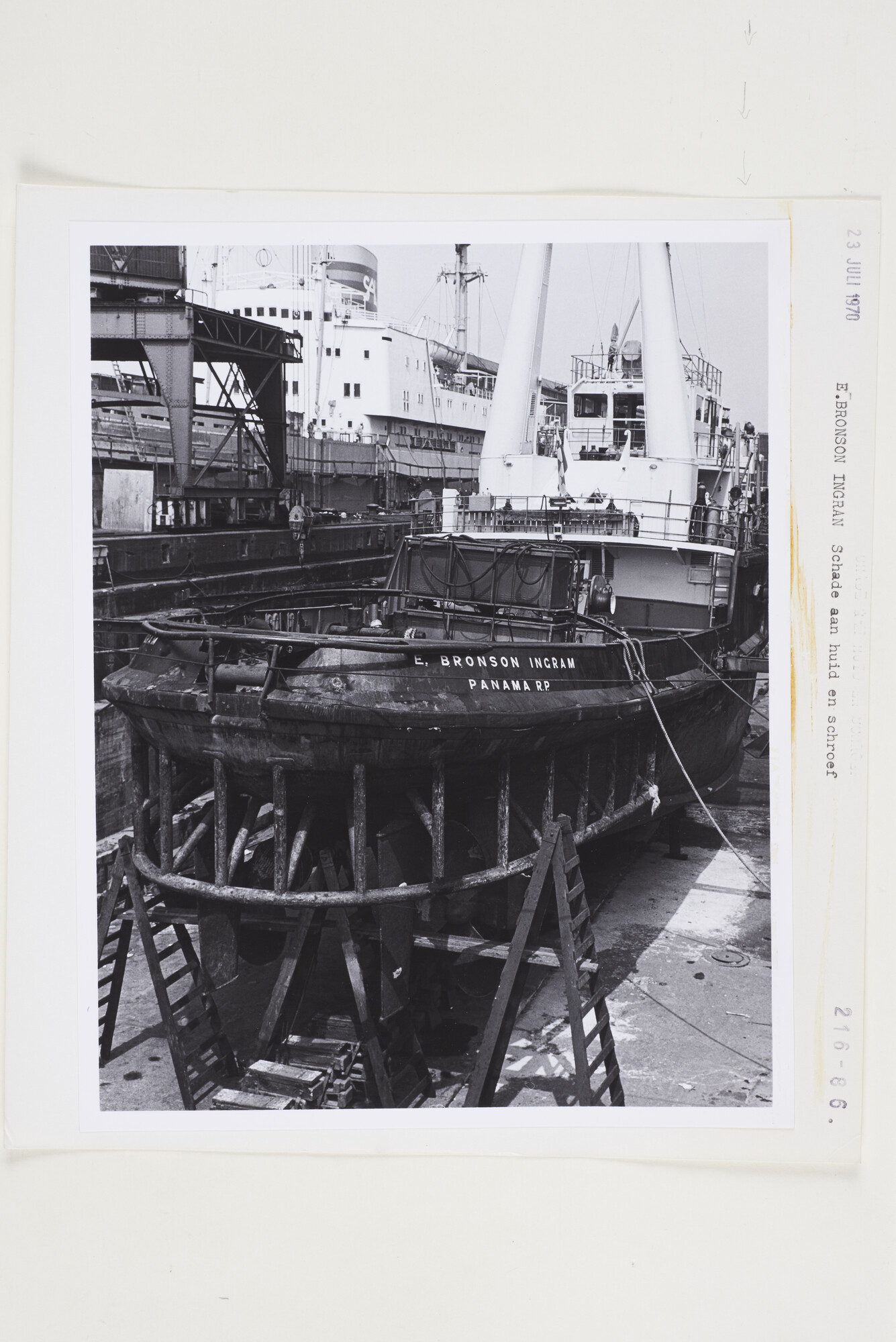 S.5444(5147)06; Foto van de schade aan huid en schroef van de sleepboot E. Bronson Ingram; foto